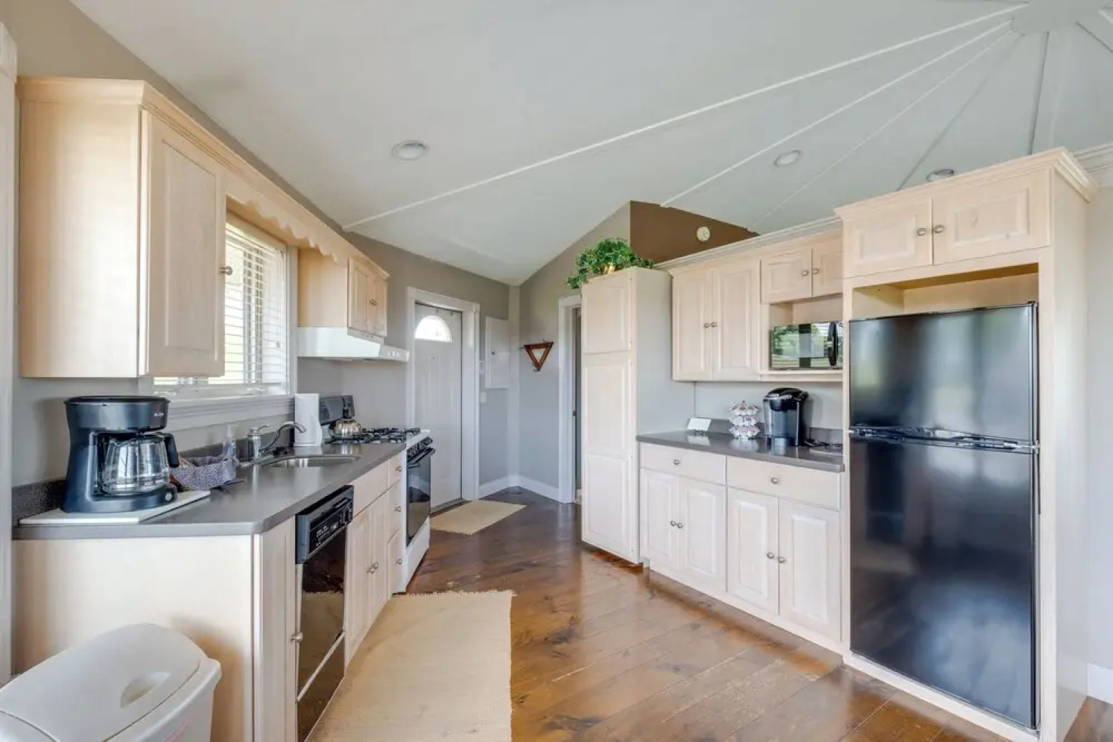 Panoramic Views: Hillside Millersburg Studio