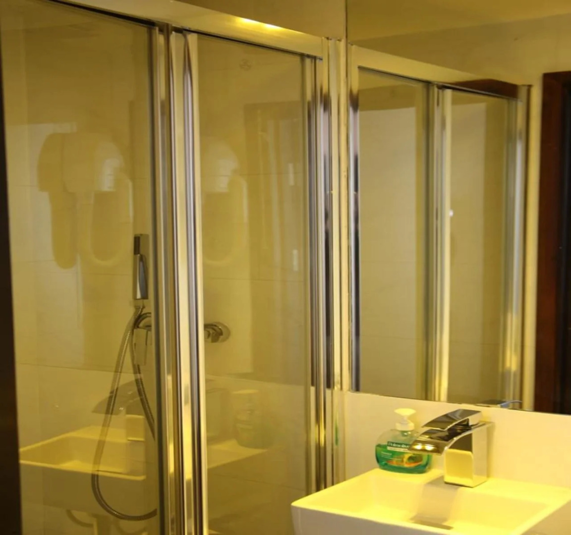 Exhibition Court Hotel 4