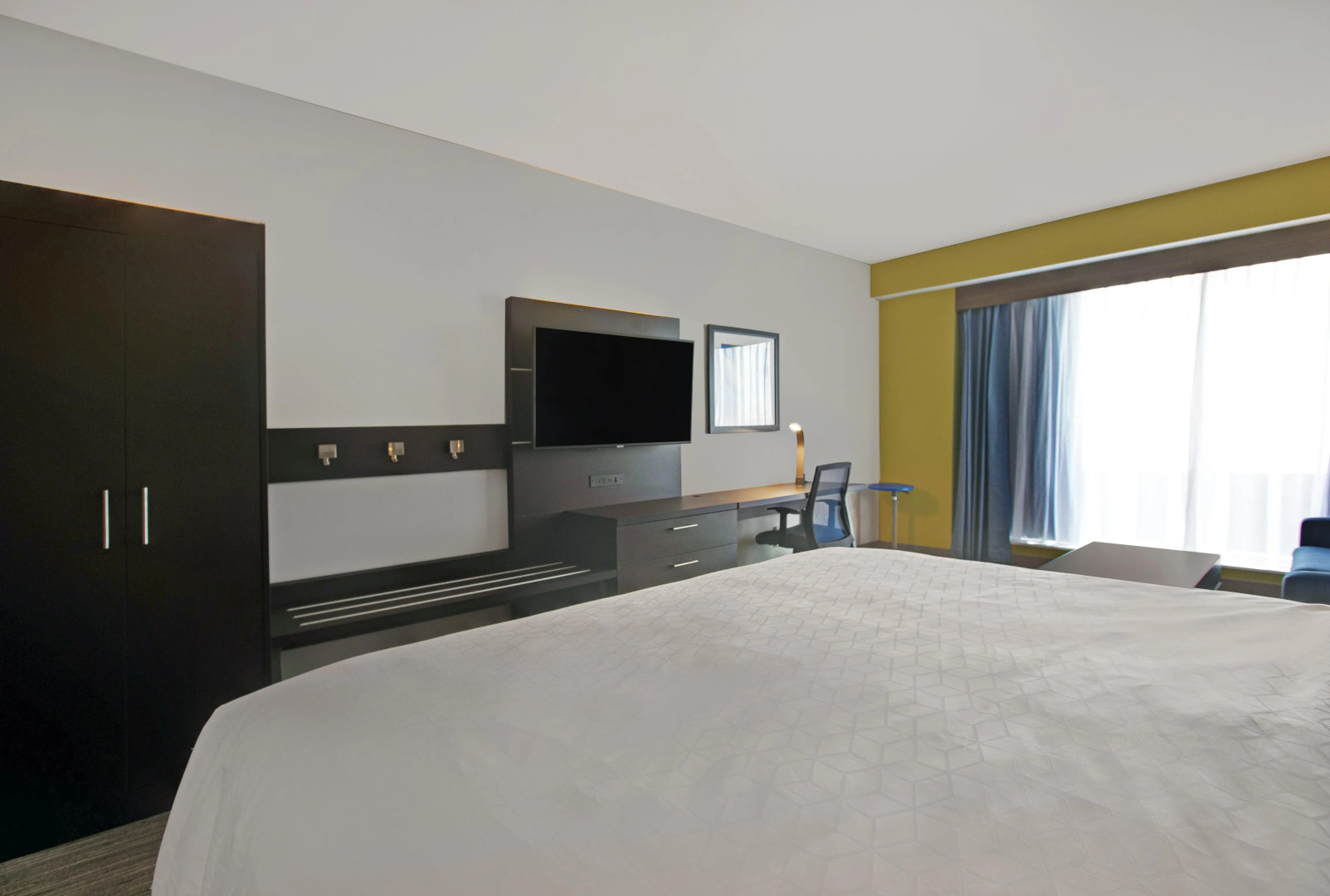Holiday Inn Express & Suites Milwaukee - Brookfield by IHG