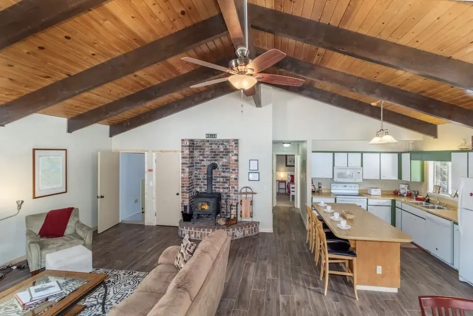 Maple Leaf Lodge 3 Bedroom Home by NW Comfy Cabins by RedAwning