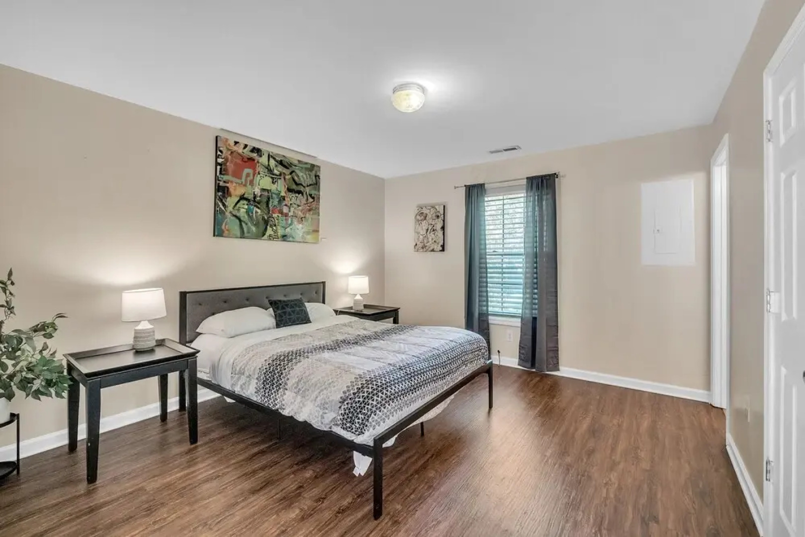 Have The Best Stay At Our Modern Art Gallery Home 3 Bedroom Home by Redawning