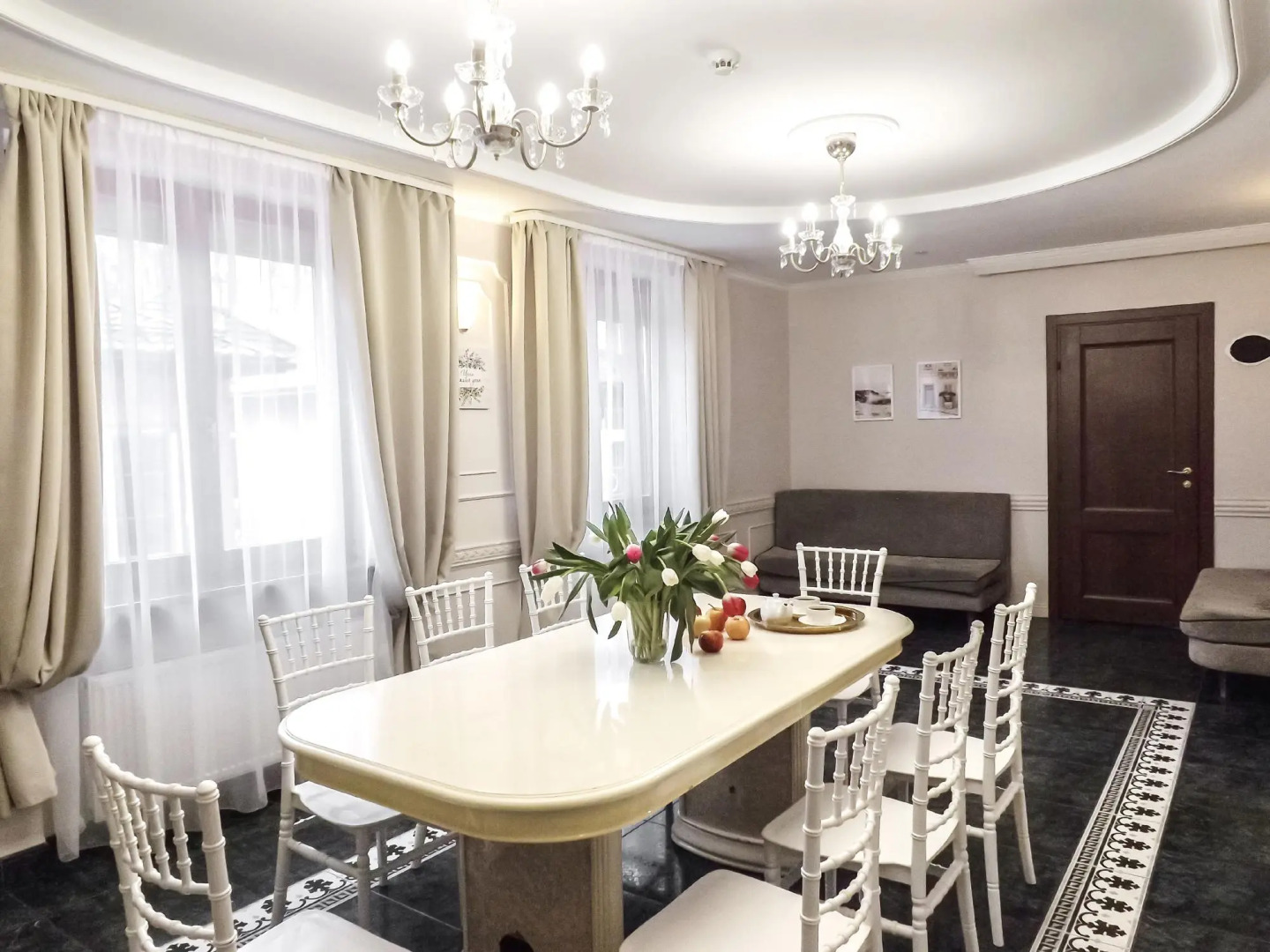 Дом с бассейнами и банкетным залом на Дмитровском шоссе