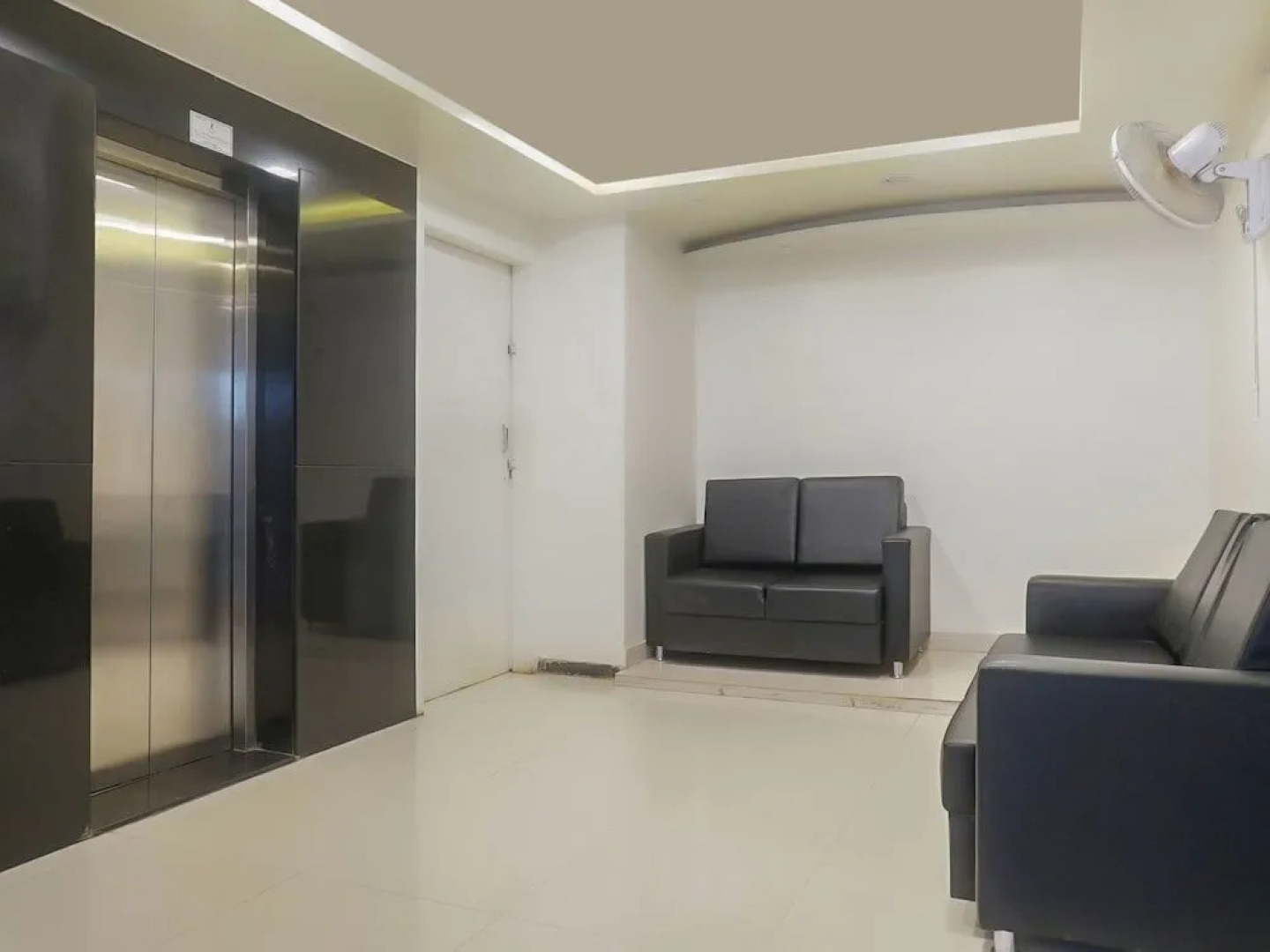 OYO 11551 Hotel Pioneer 2