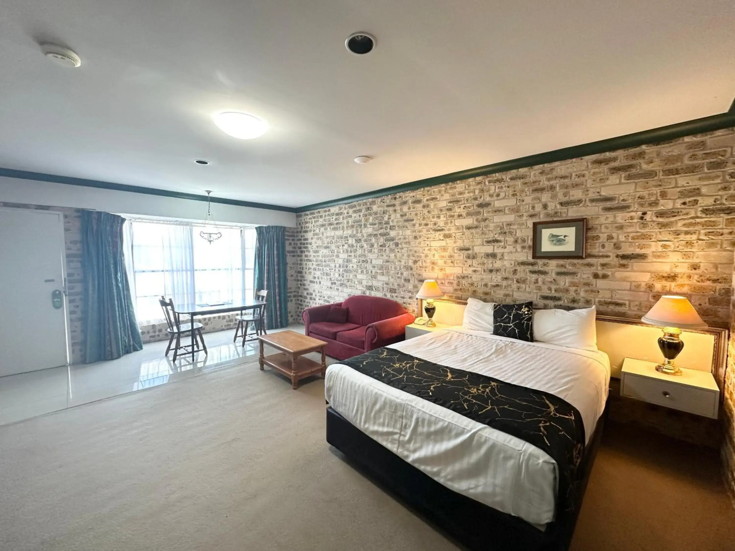 Airport Motel Sir Francis Drake