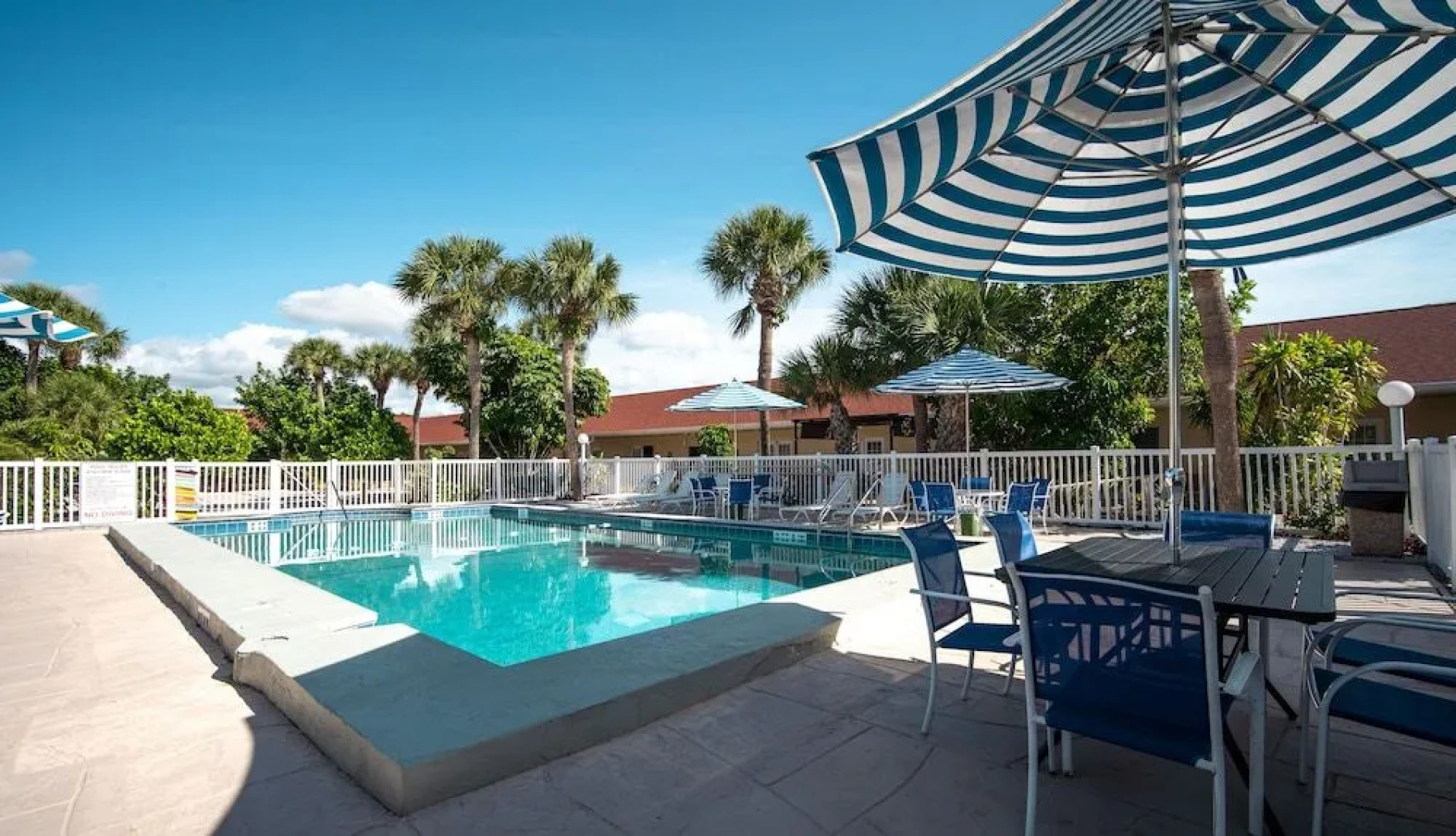 Island Sun Inn & Suites - Venice, Florida Historic Downtown & Beach Getaway