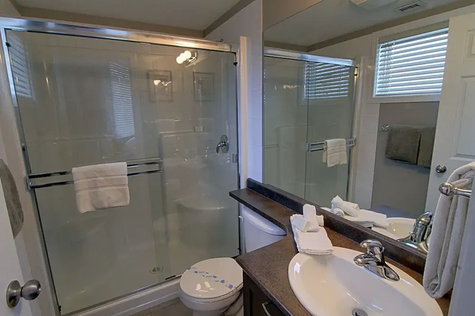 Discovery Bay Resort by Kelowna Resort Acc. - 80+ suites available