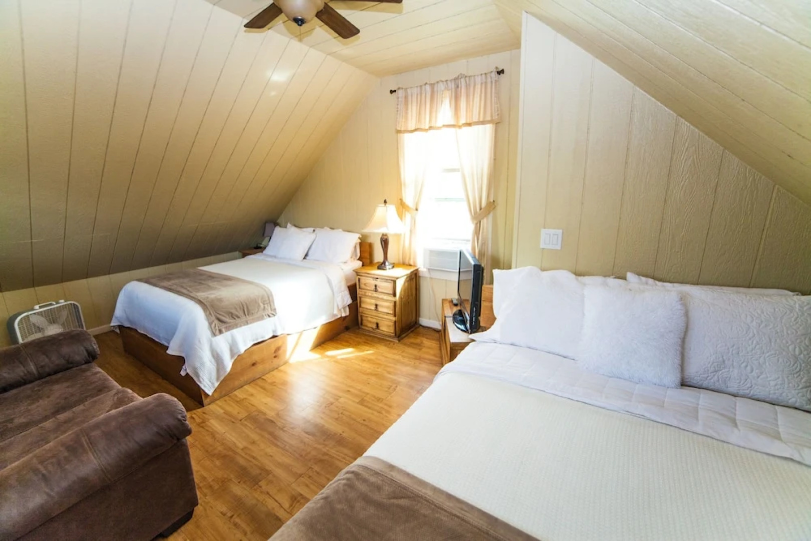 River Rd. Treehouses- Cardinal Casita 1 Bedroom 1 Bathroom Cabin