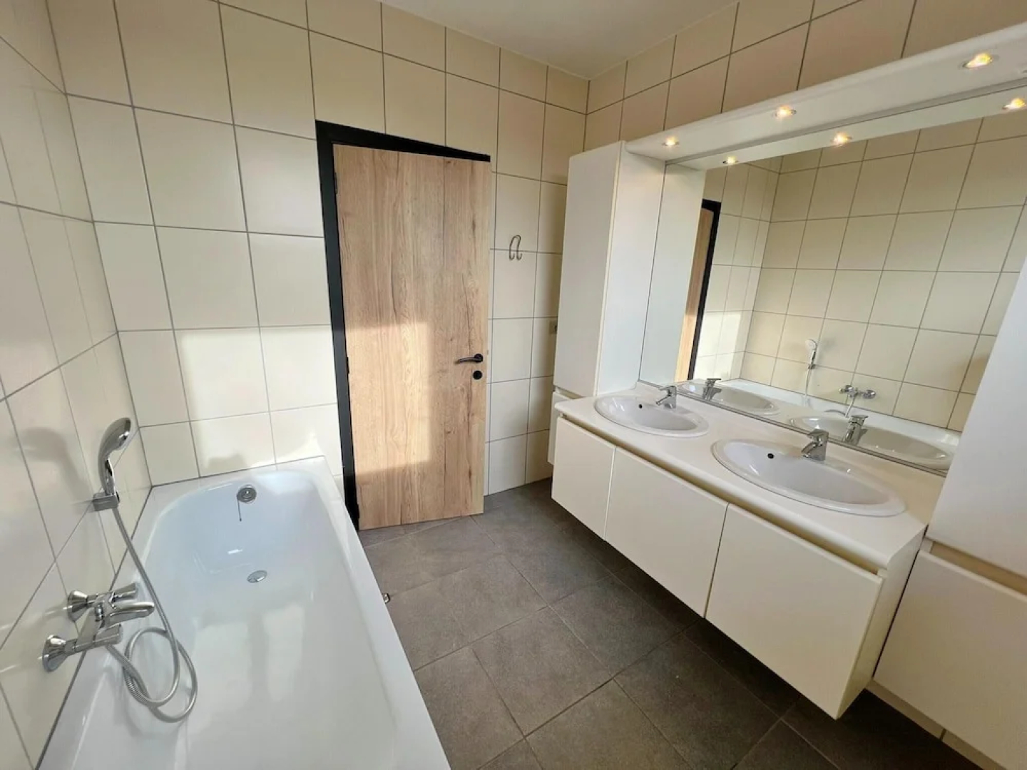 House in Noiseux With Bubble Bath & Garden