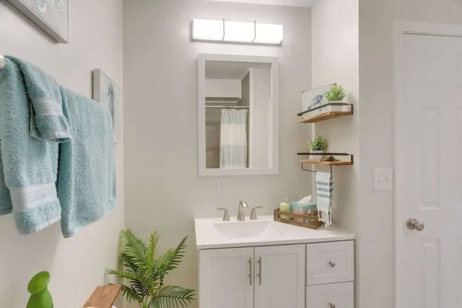 Bright Jekyll Island Home w/ Deck < 1 Mi to Beach