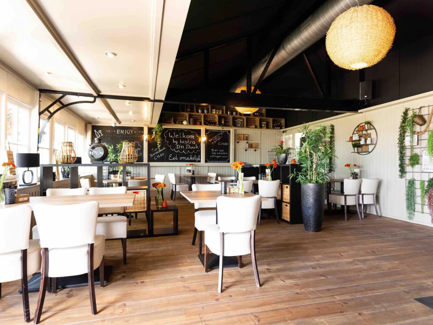 Modern chalet with sauna and spa, on a holiday park in a wetland area