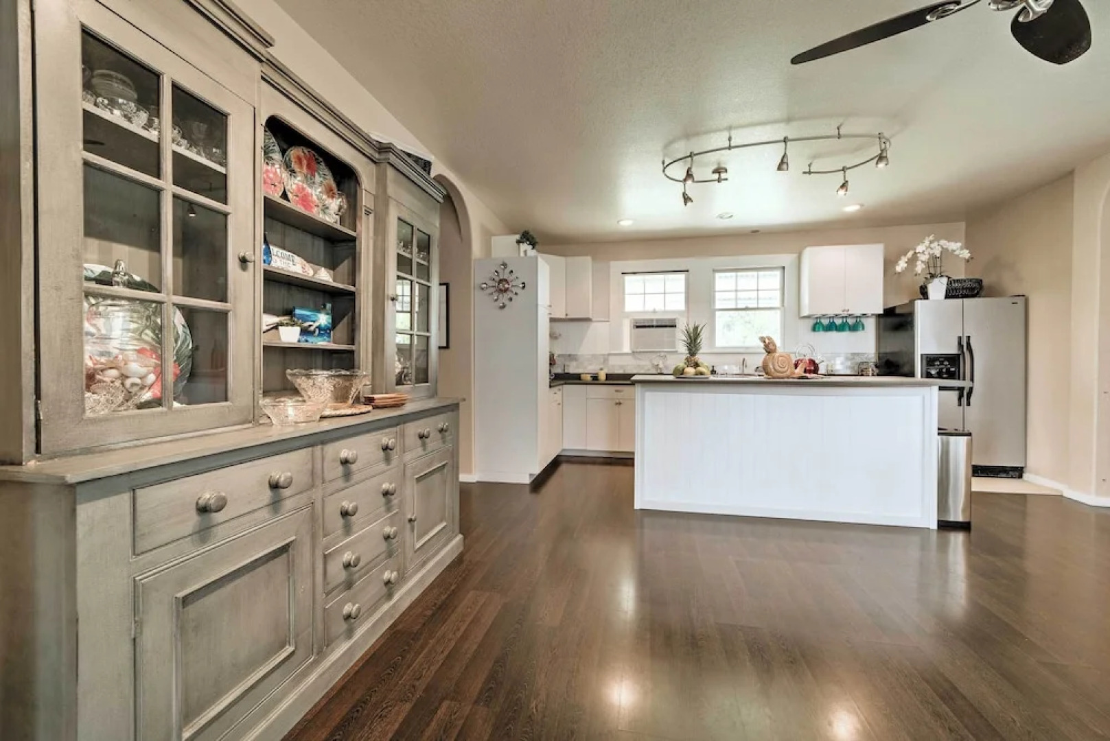 Hawaiian Hideaway w/ Yard < 2 Miles to Hilo Bay!