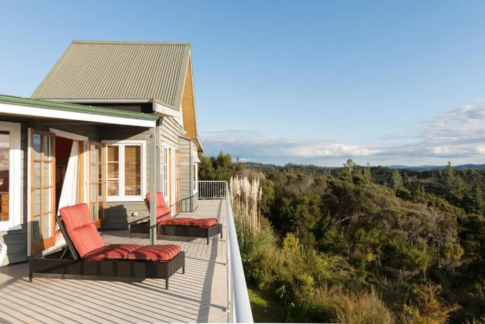 Veronica House - Russell Holiday Home