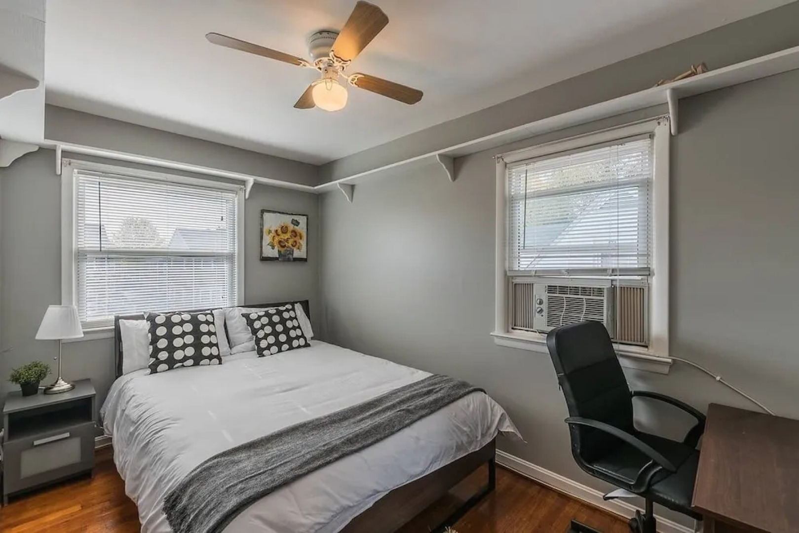 Gorgeous House with Pool Table 1 block to metro