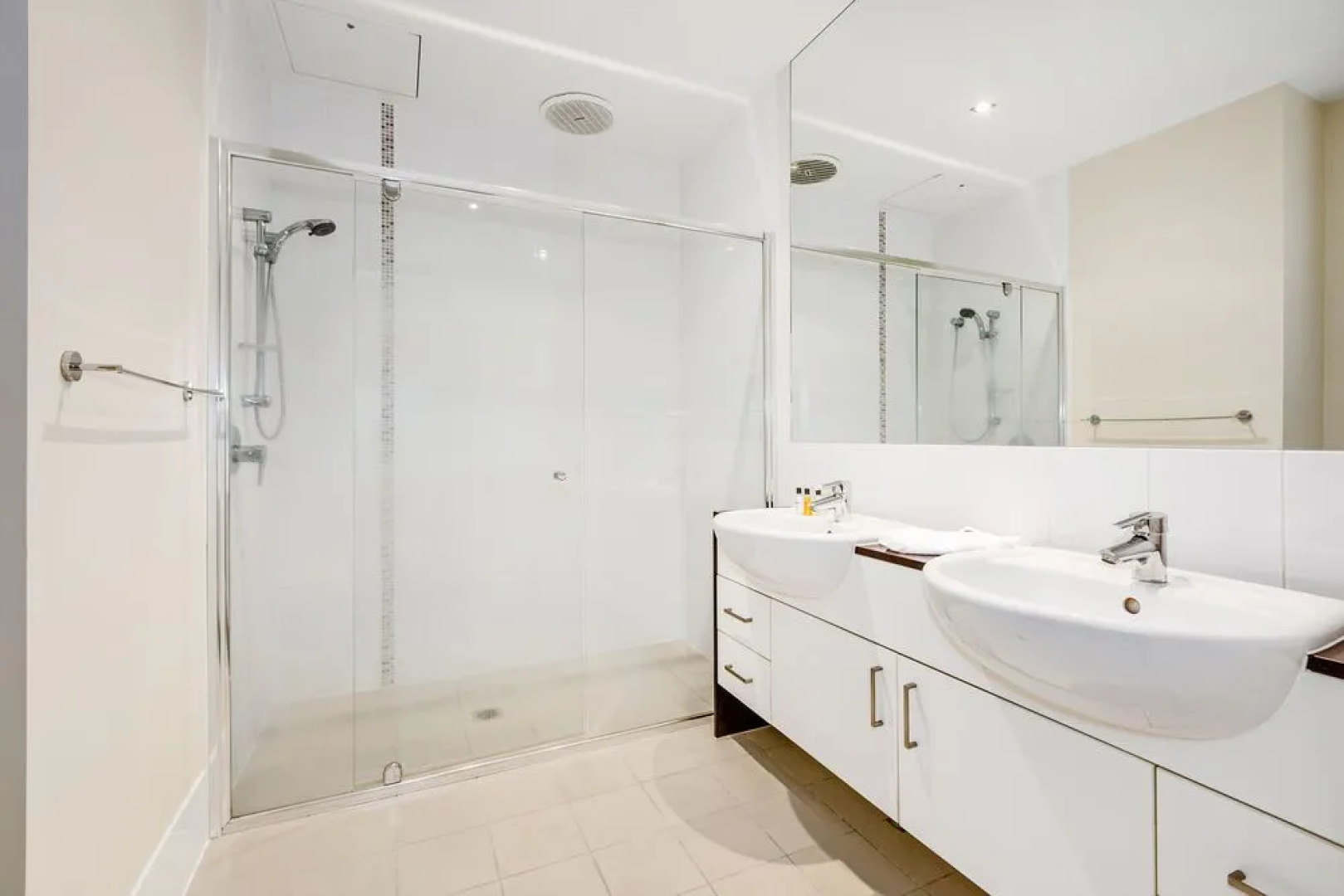 A Deluxe Swim Up - Drift Apartments South