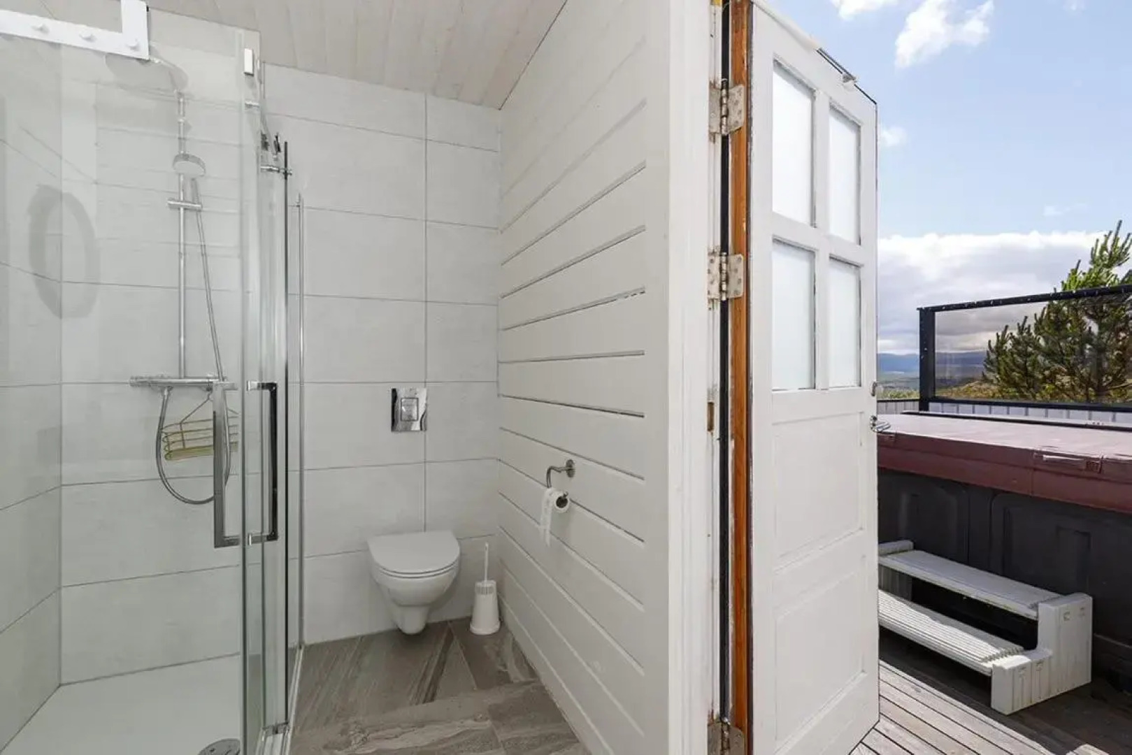 Blue Viking Luxury Cabin