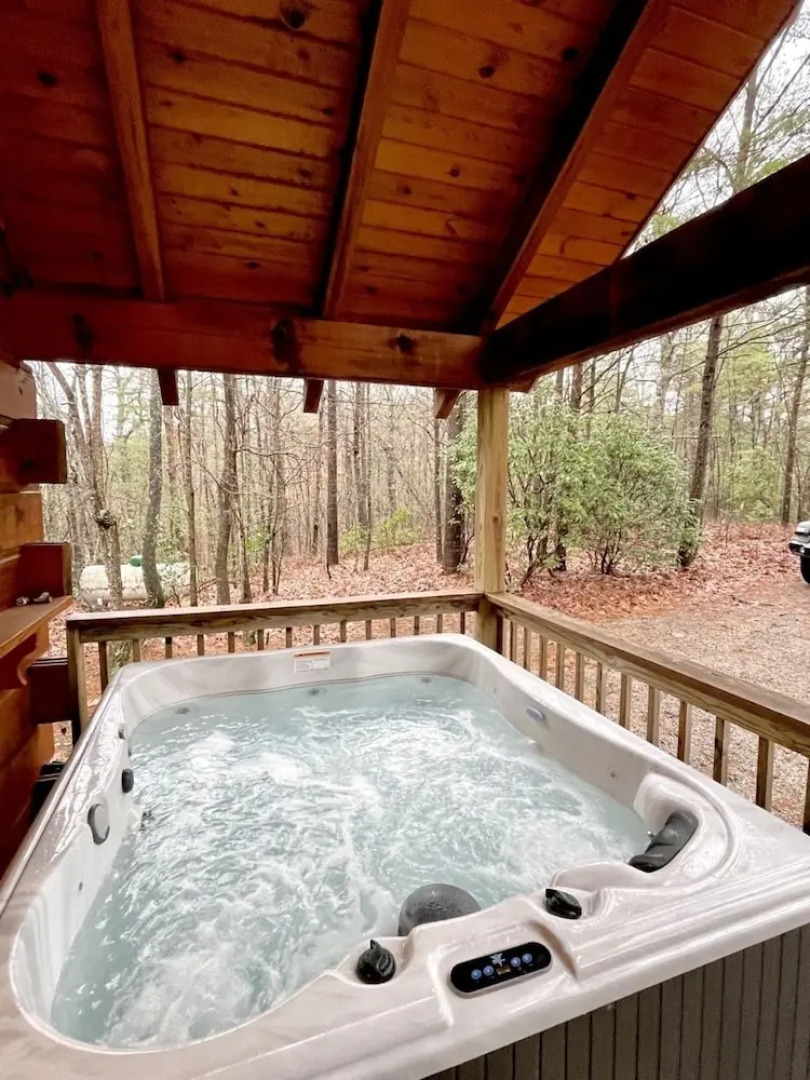 Romantic, pet friendly cabin with private hot tub, washer/dryer and full kitchen Studio Cabin by RedAwning