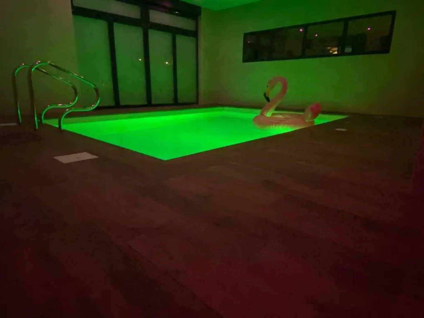 Loft Spa Reims-fr 200m2 privatifs, piscine intérieure chauffée, spa et parking