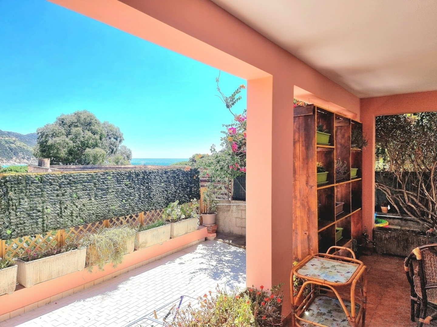 Stylish Home With Patio 4 min Walk to the Beach