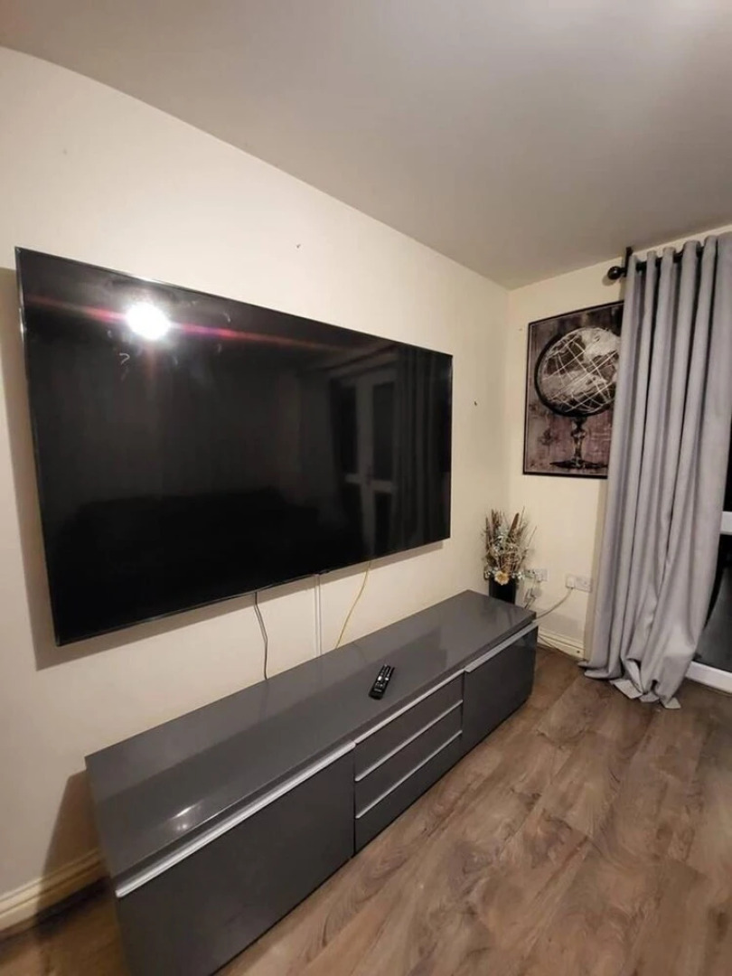 Lovely 4 Bedroom Home With Private Parking