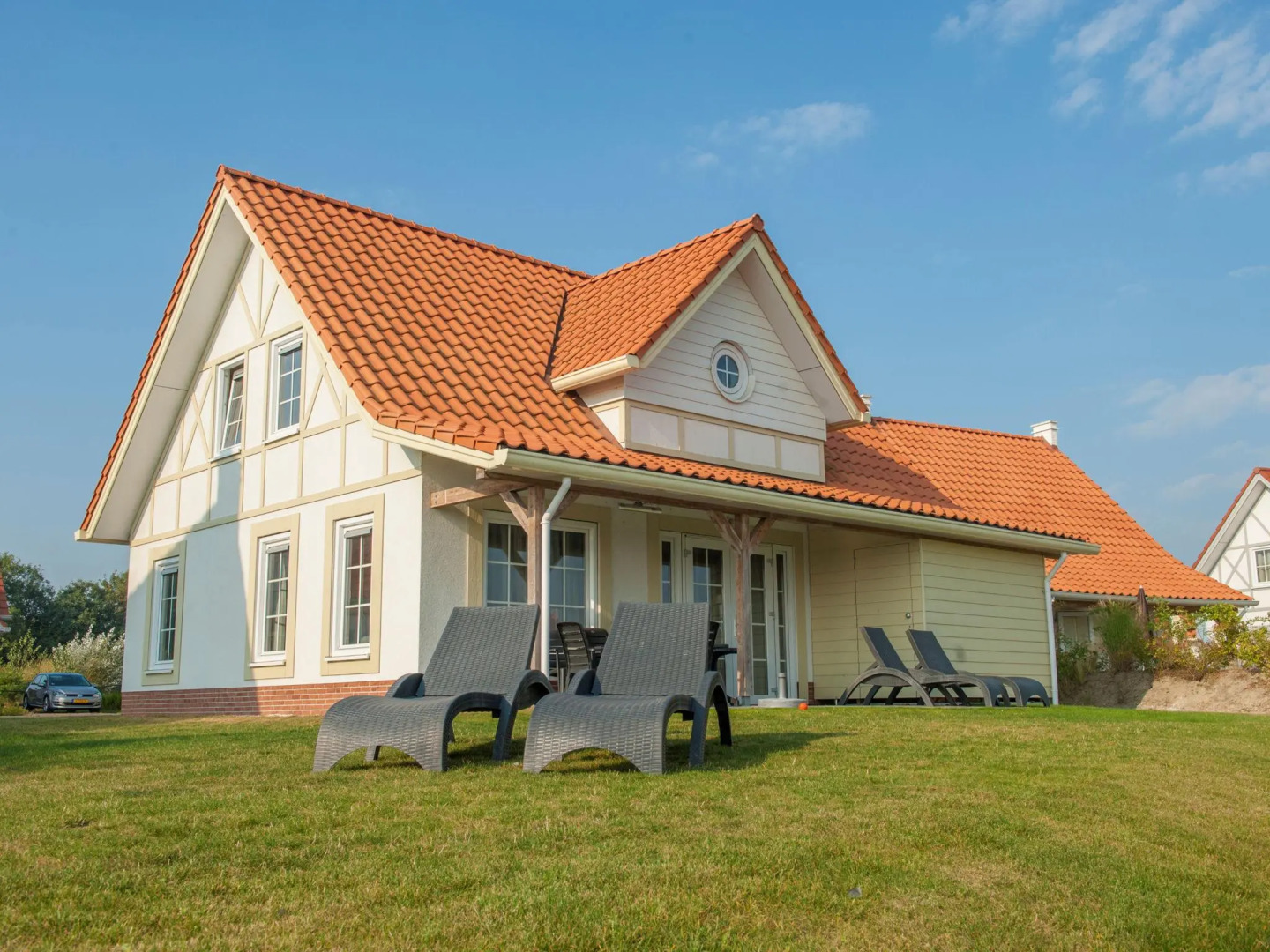 Luxurious villa with boat and game console, beach at 400 m.