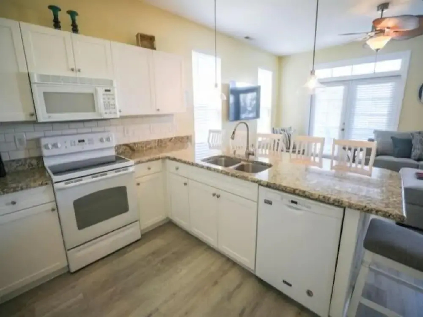 Sandy Bottoms - Relax, Unwind, And Enjoy All The Beach Has To Offer 3 Bedroom Home by Redawning