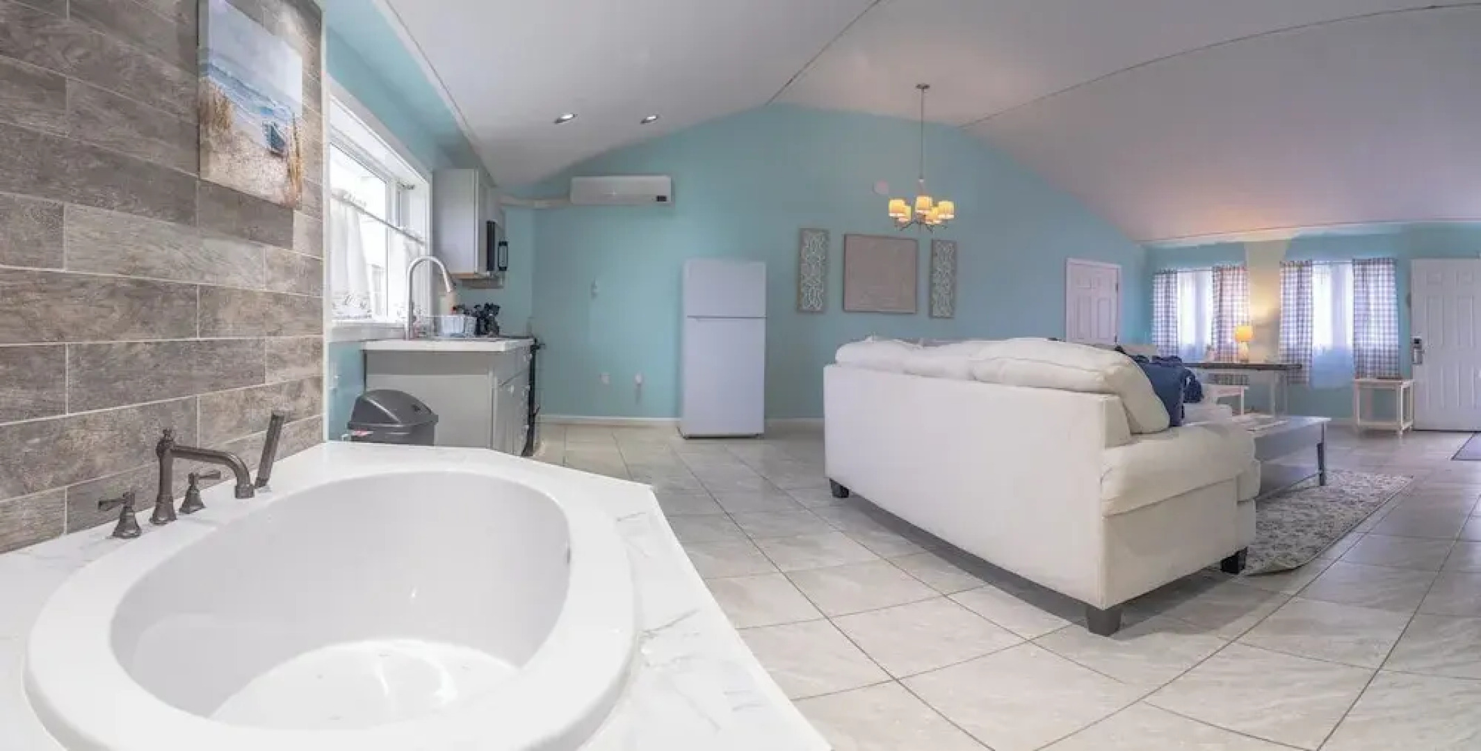 Elegant Suite with Jacuzzi