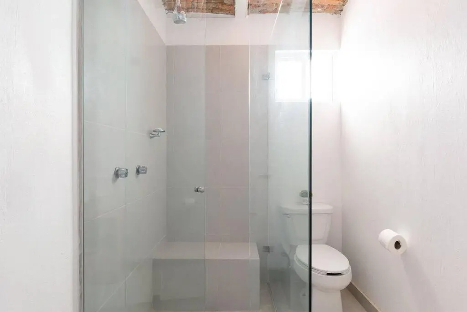 Welcome to Villa Cristy 3-BR 3 5-WC in the La Floresta area