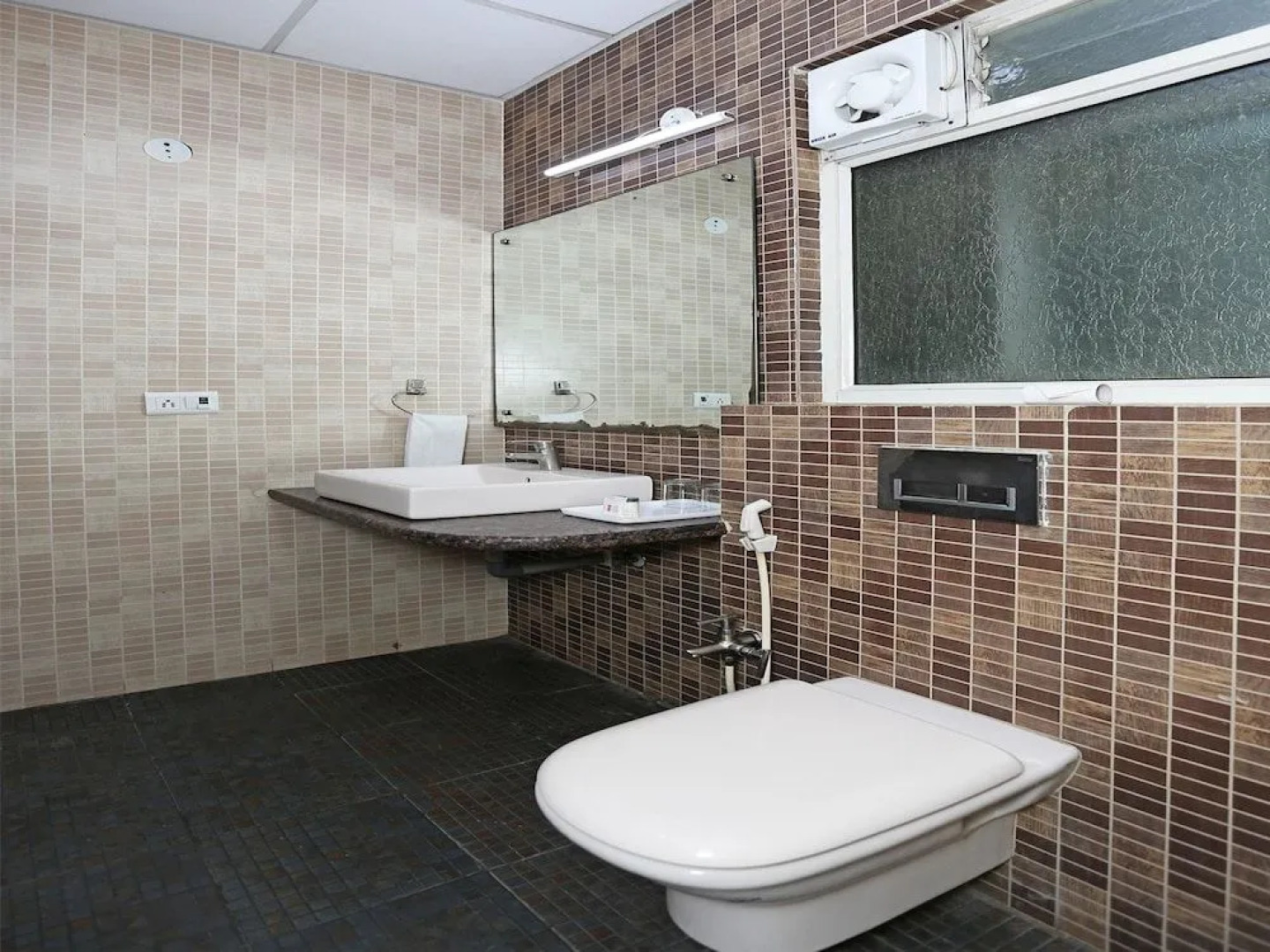 OYO 16004 Le Crescent