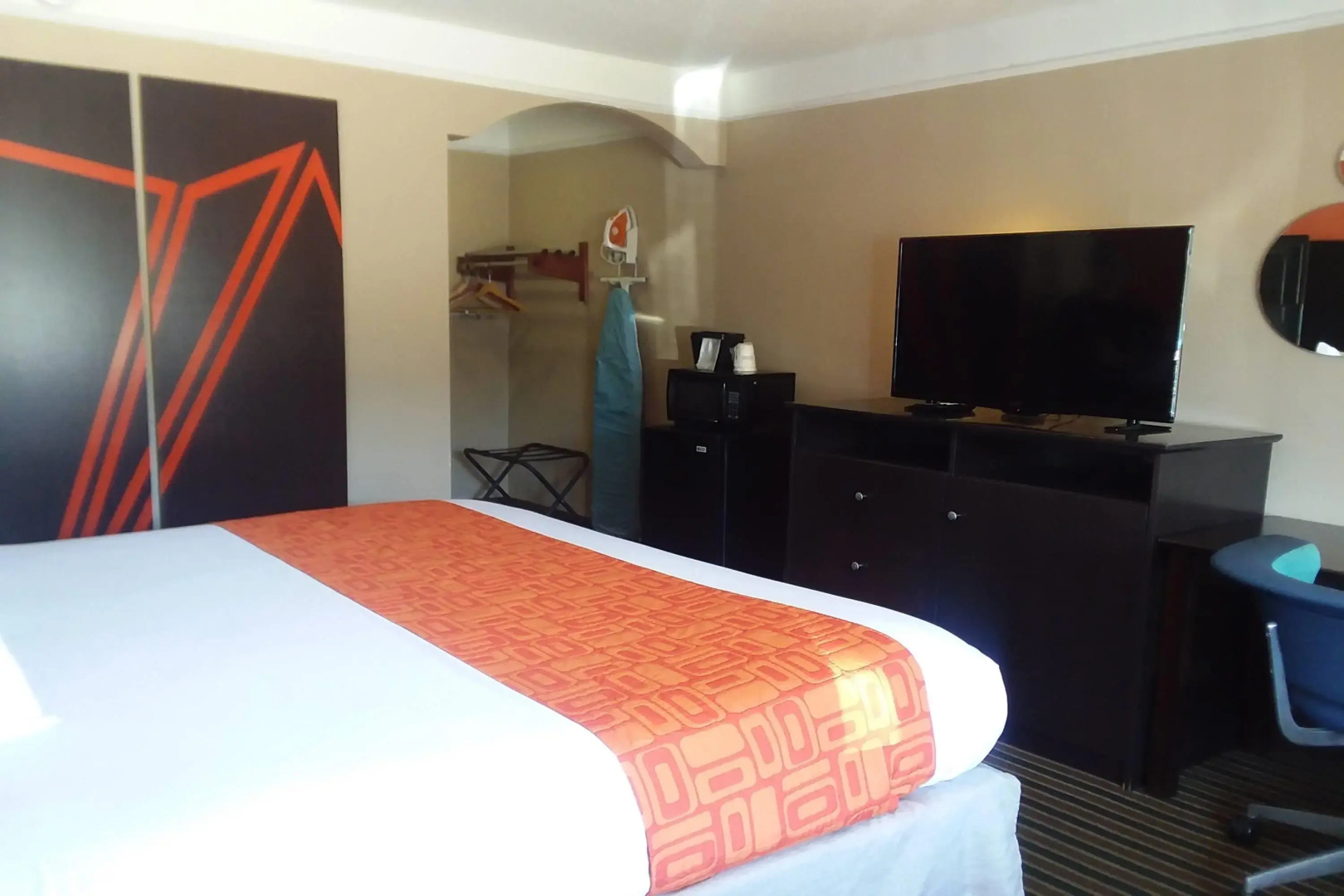 Howard Johnson by Wyndham Historic Lake Charles