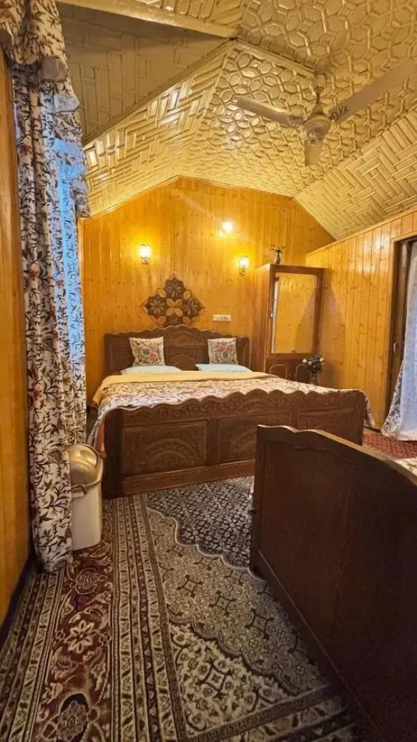 Golden Hopes Group Of Houseboats