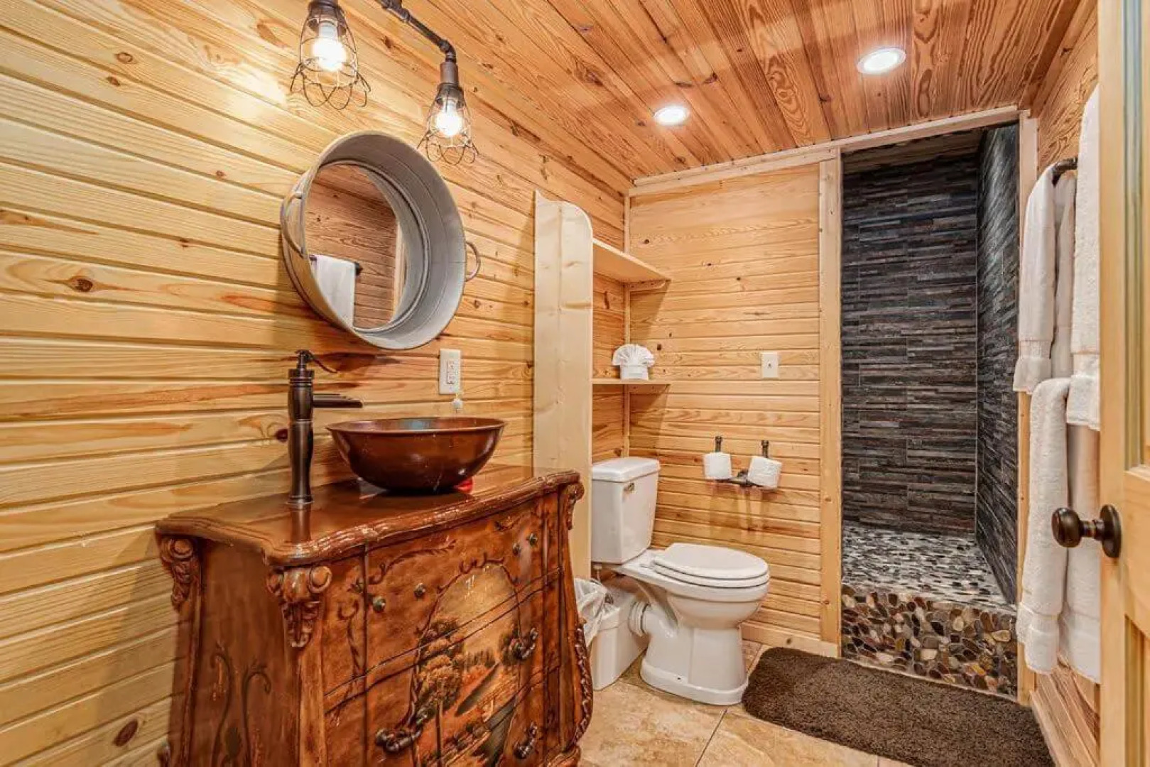 Luxury 2700 Sq Ft Log Cabin Private Hot Tub Game room Pool Table Best View