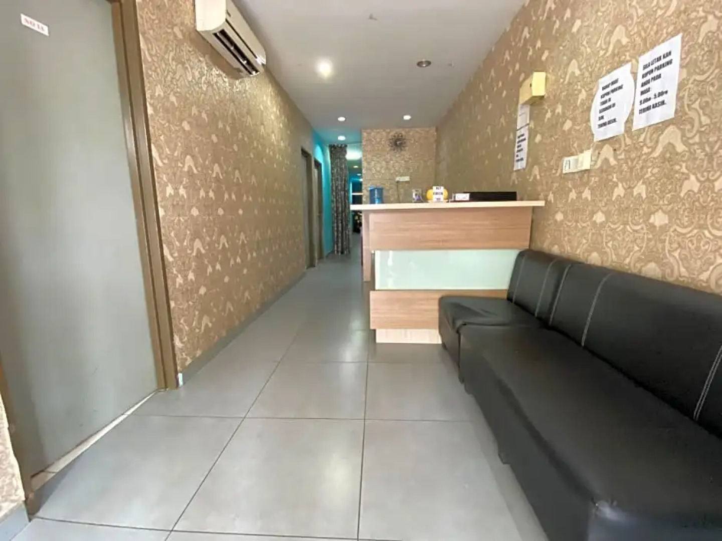 OYO 89760 Harmoni Inn Hotel