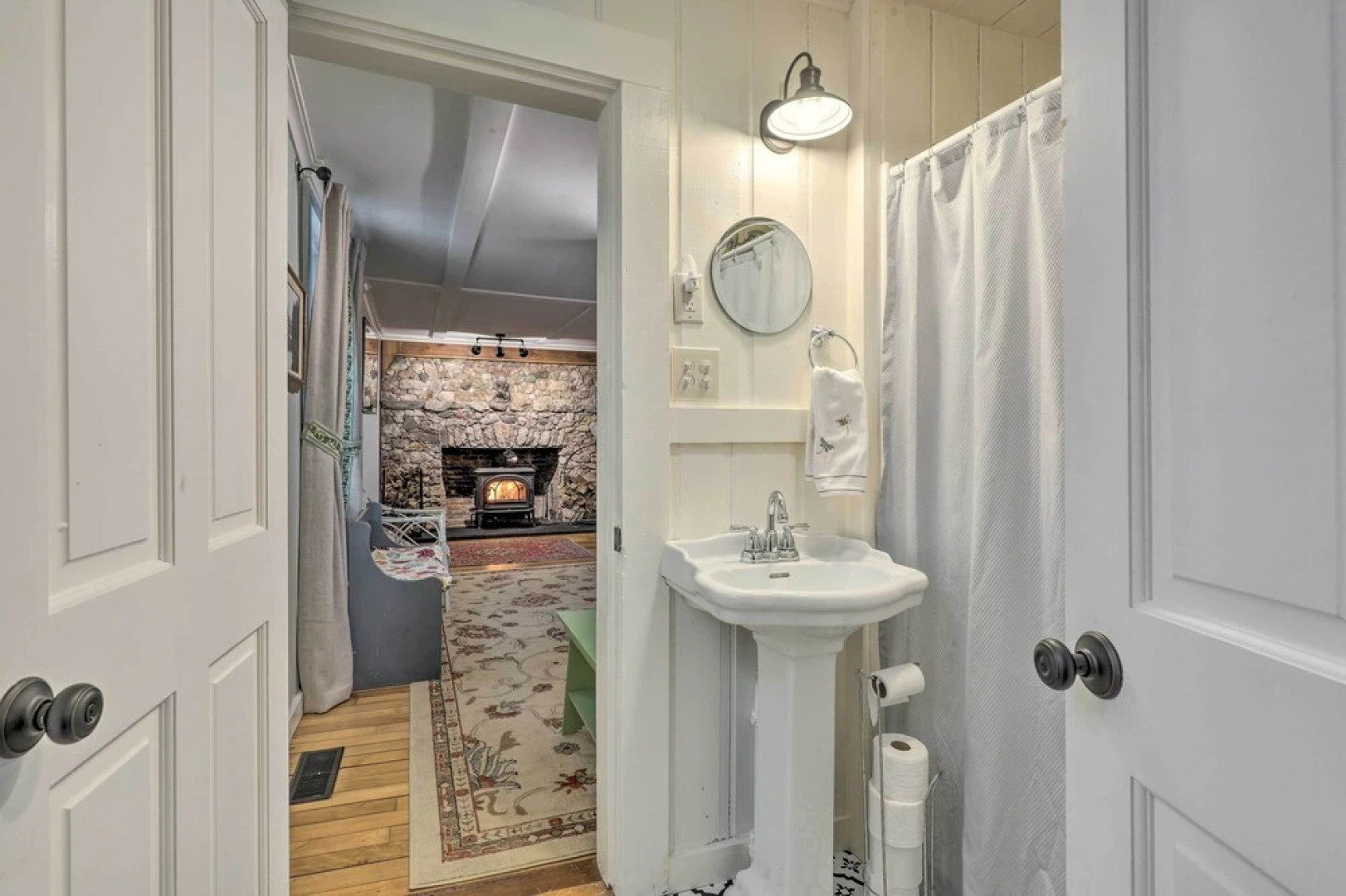 Charming Sutton Cottage: Walk to Lake & Farm!