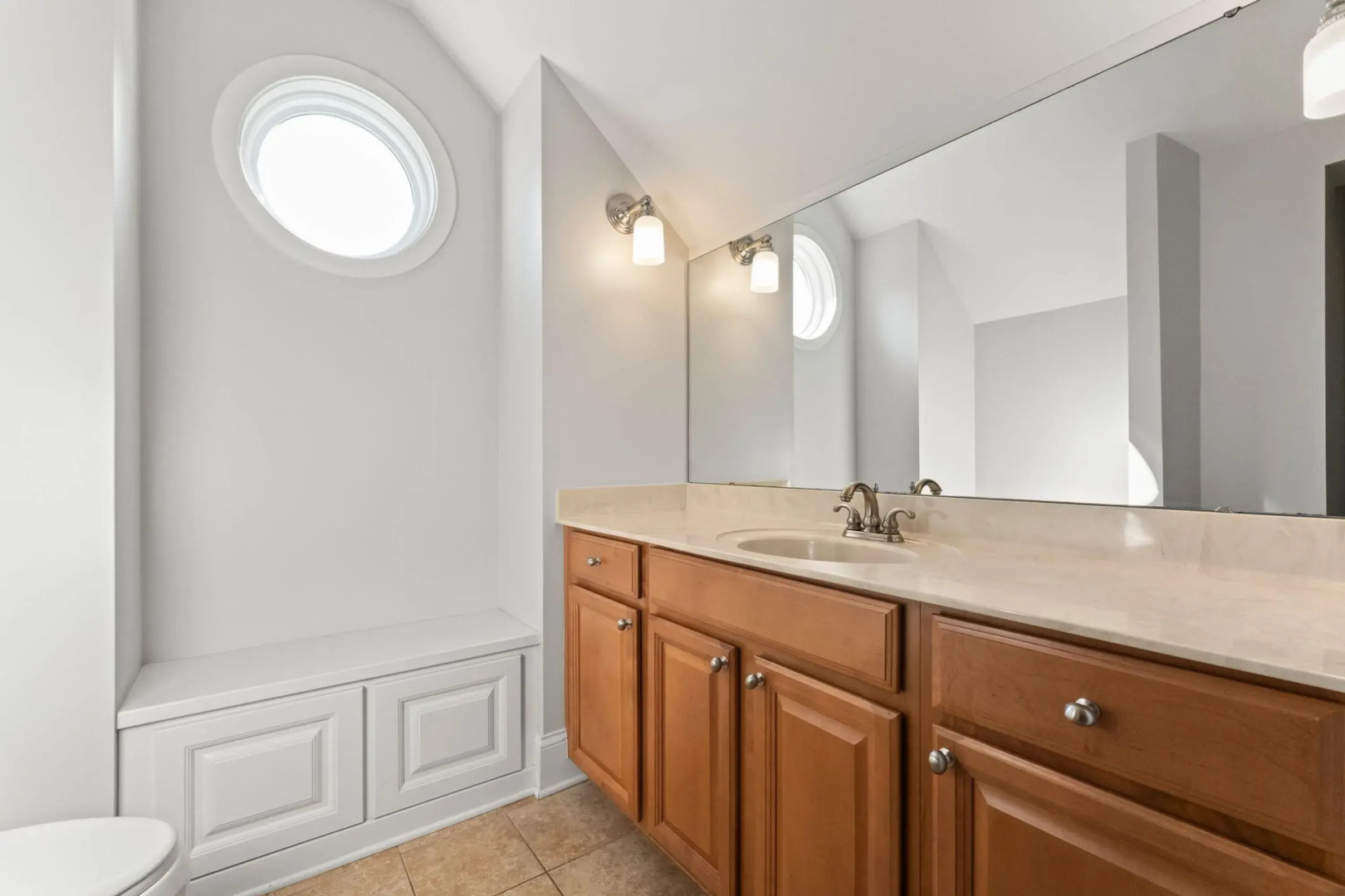 Lakefront 6bdr, Priv Dock, Game Room, Firepit Jake's Lake House by Avantstay