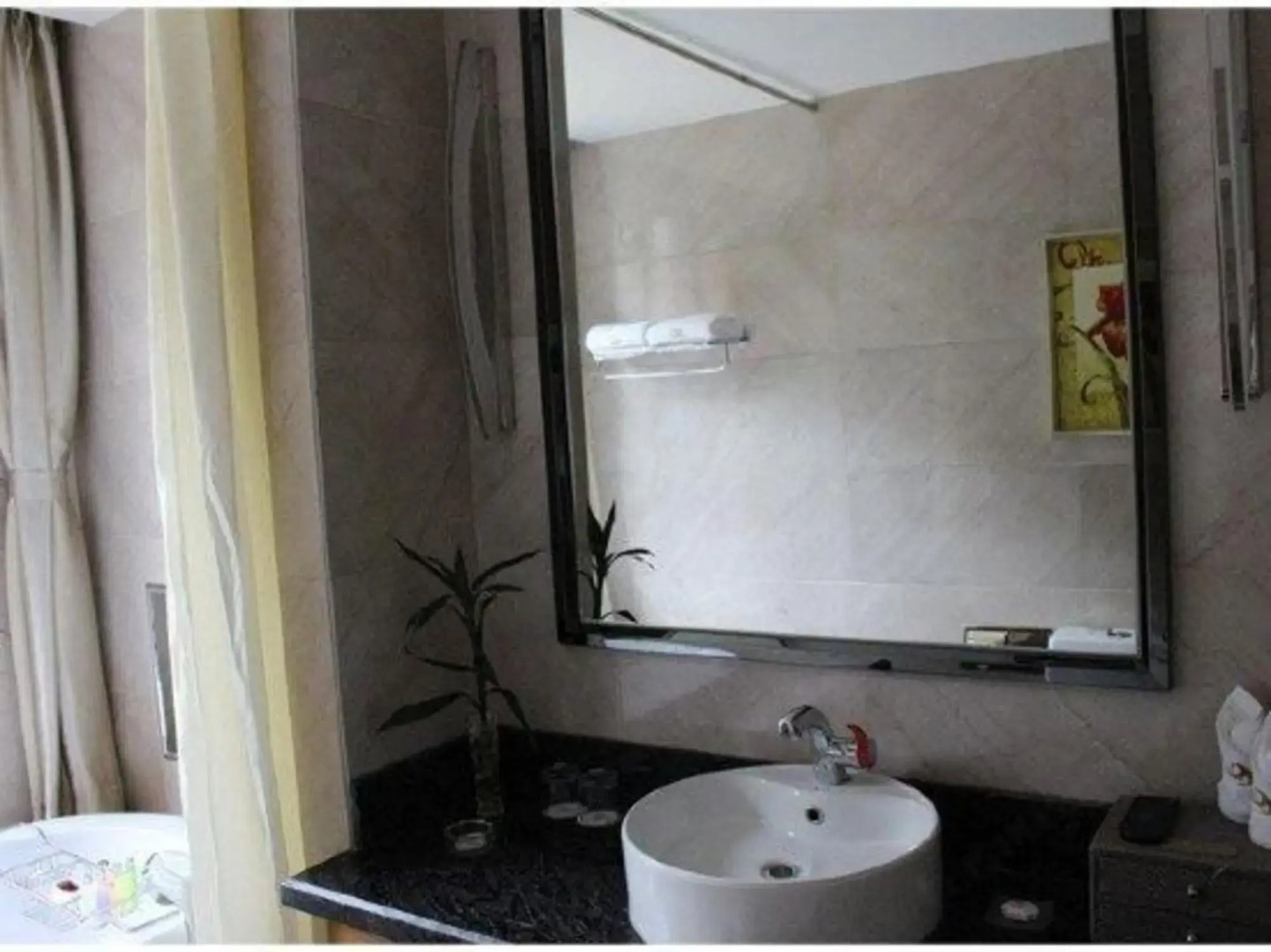 Huafeng Peacock Lake Hotel & Resort