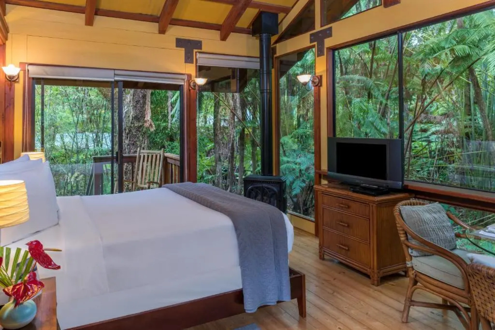 Volcano Village Lodge