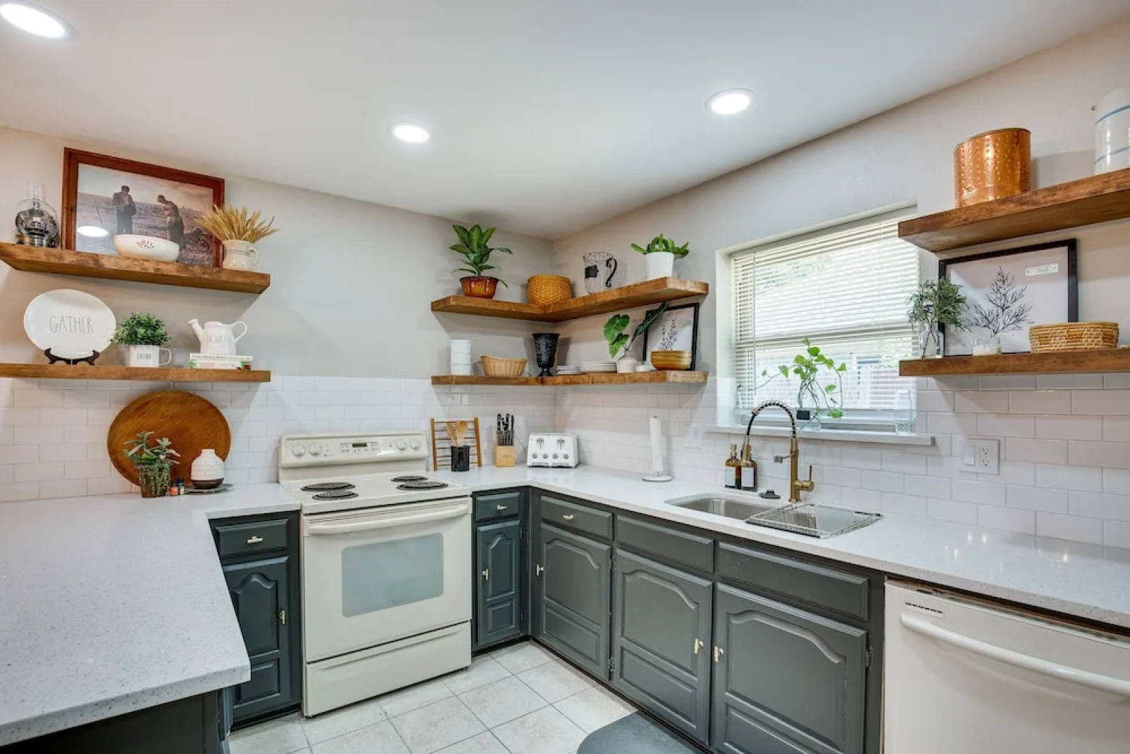 Darling Waxahachie Home w/ Yard & Fire Pit!