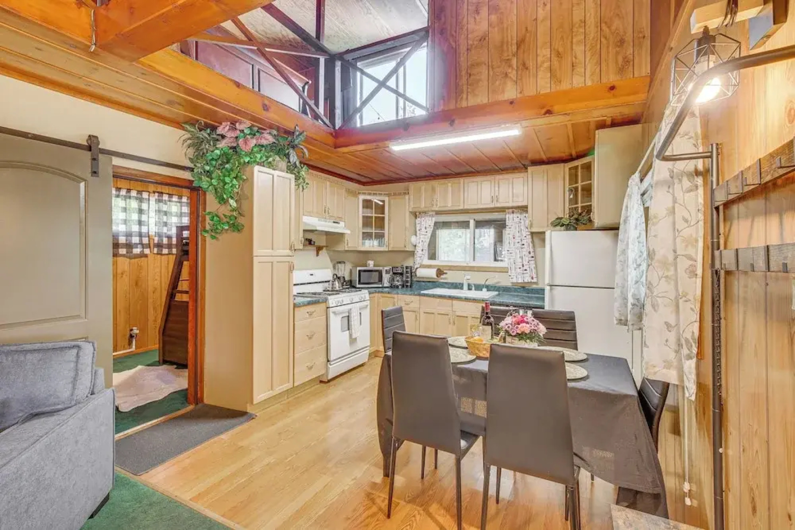 Cozy Crestline Cabin w/ Mountain-view Balcony!