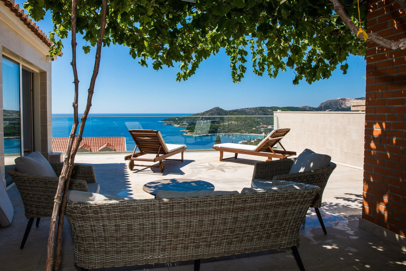 Villa Art Gallery - Six Bedroom Villa with Terrace and Swimming Pool