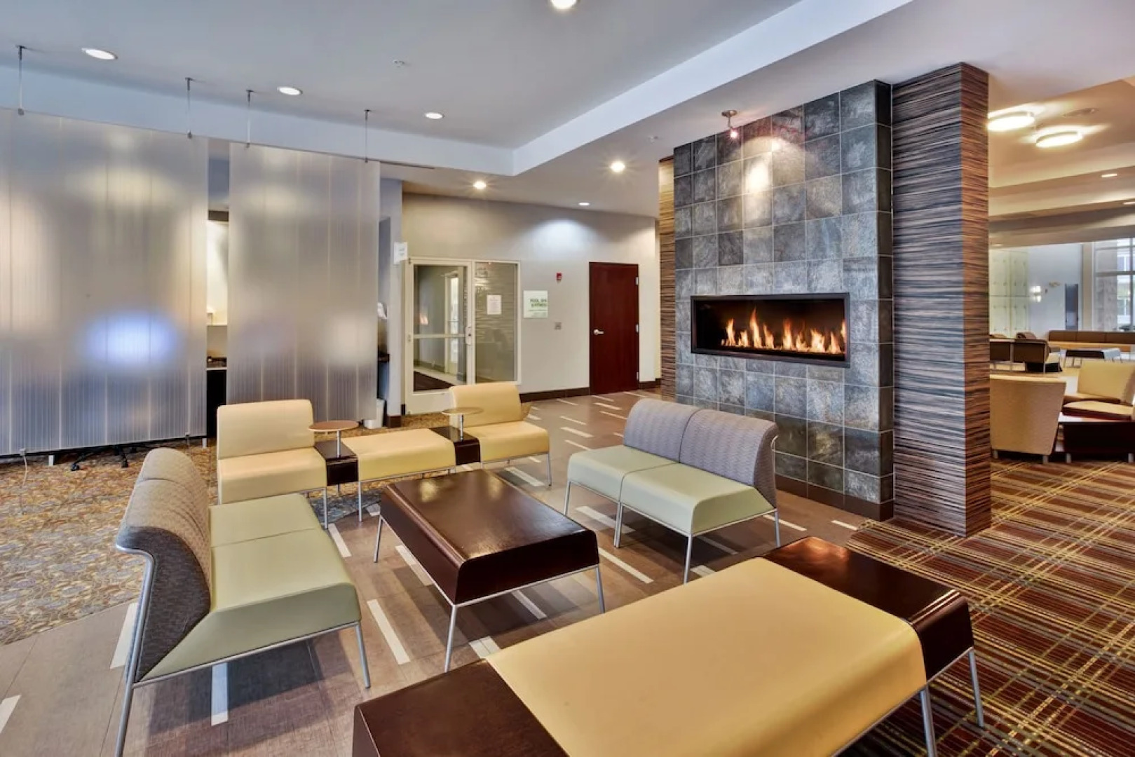 Holiday Inn Hotel & Suites Detroit Metro Airport
