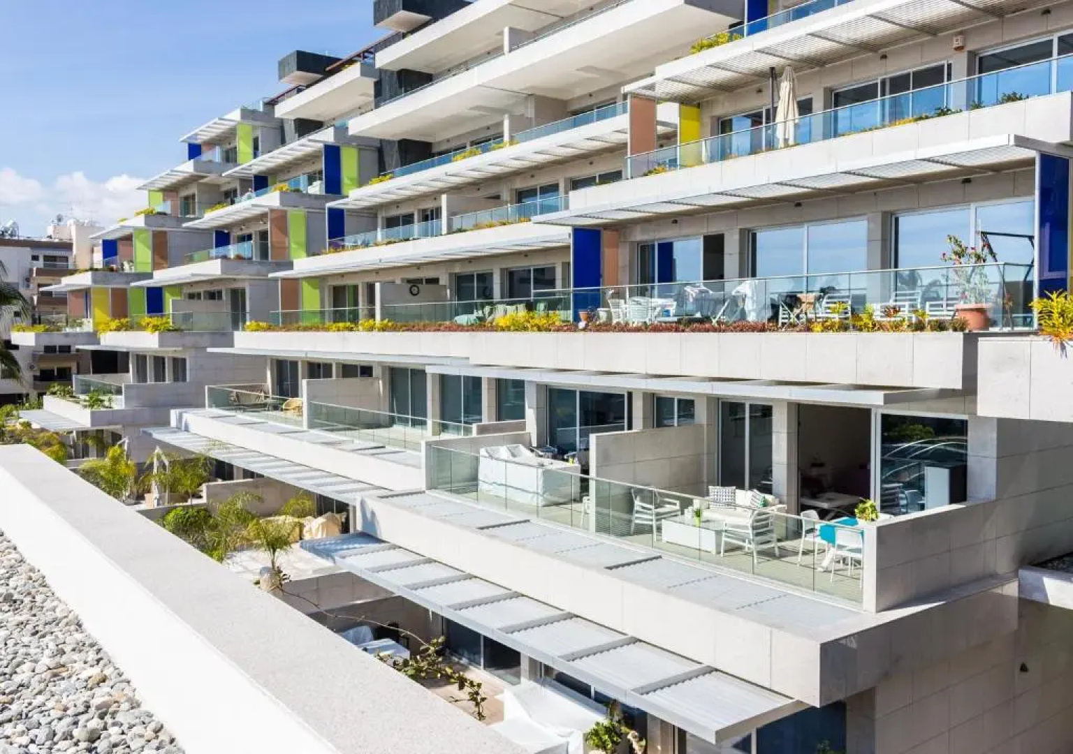 Carmencita Studio B14 with pool & gym
