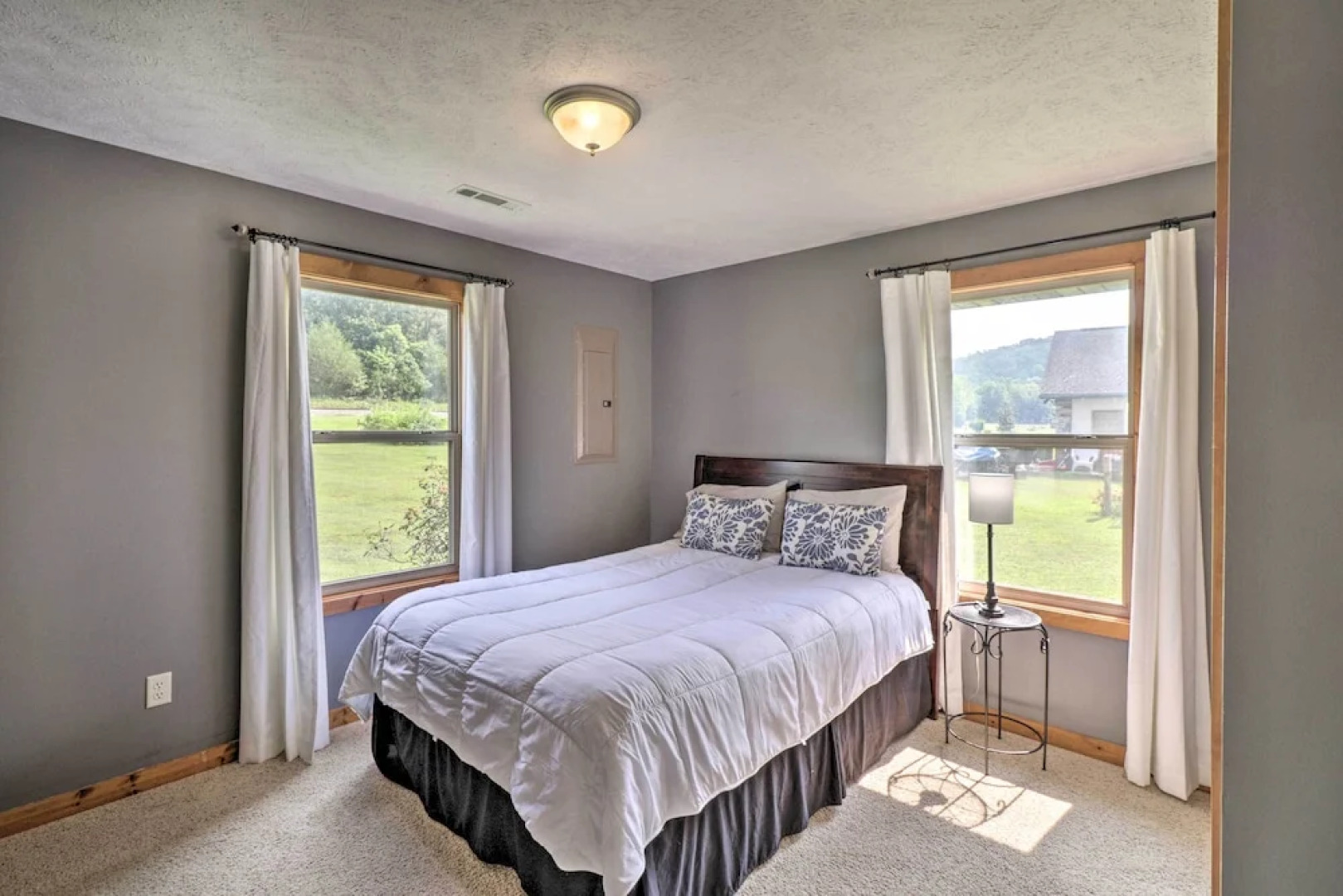 Mountain Home Cottage w/ Deck on White River!