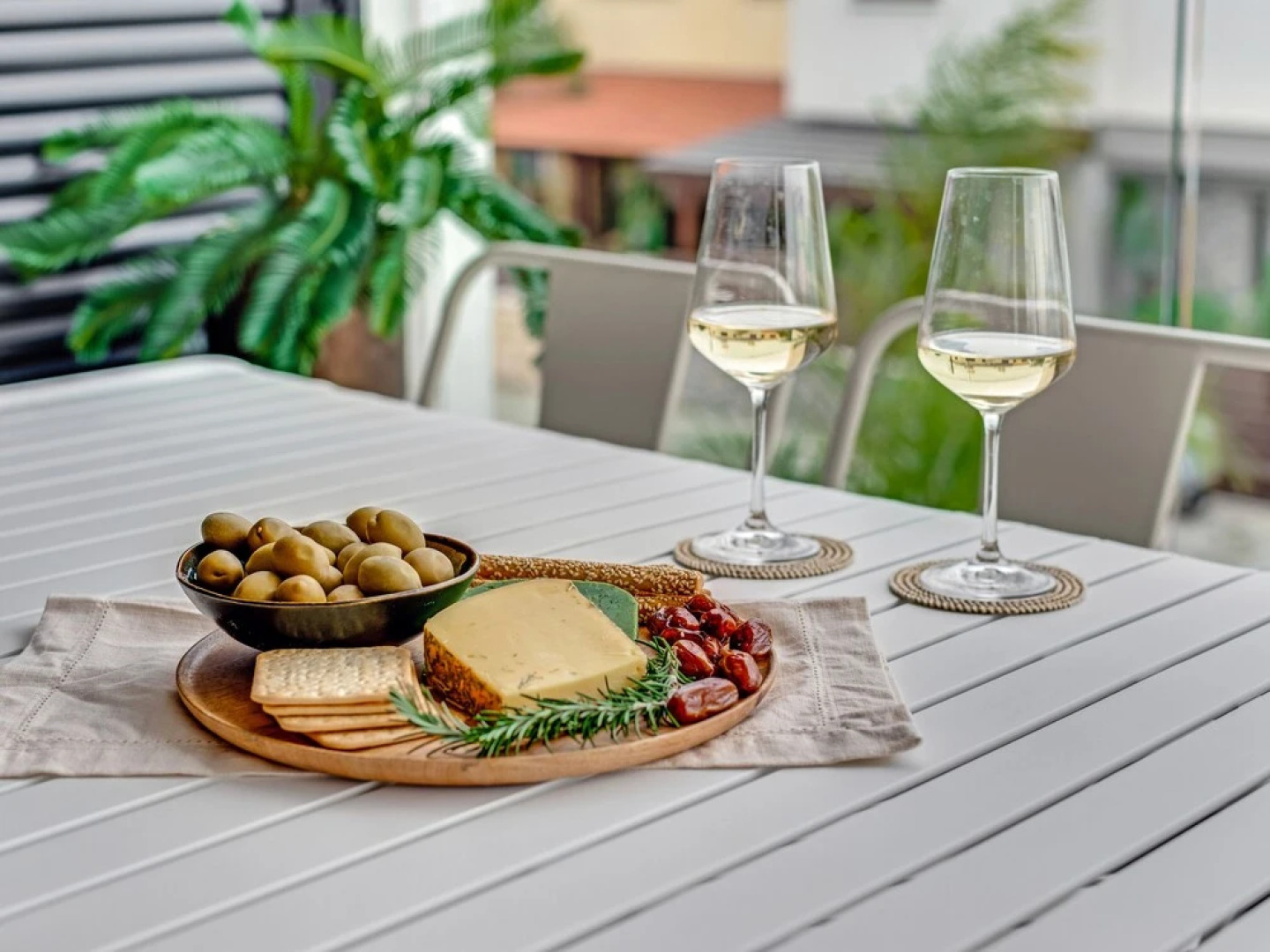 Sanders Only - Lovely 1-bdr Apt With two Balconies