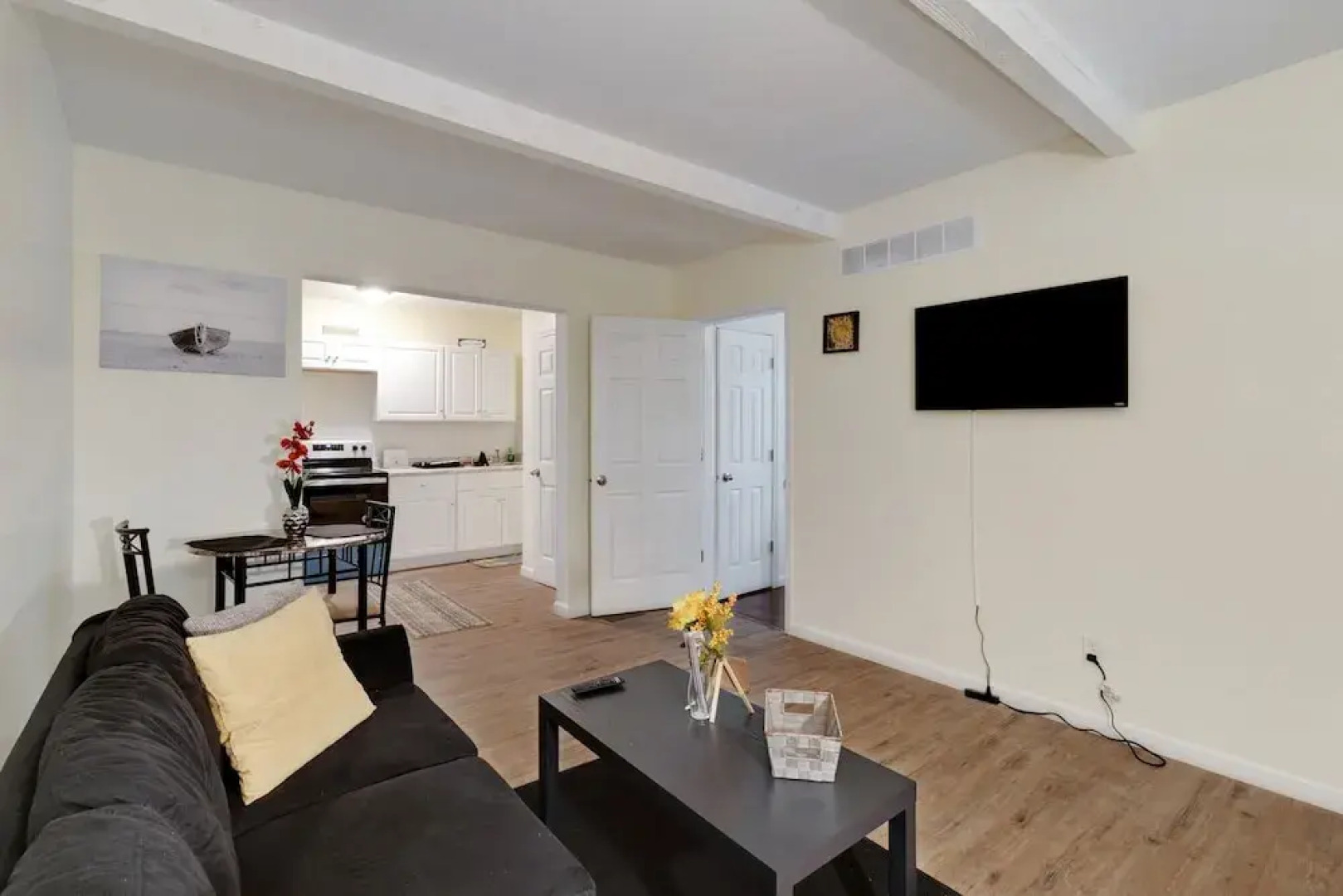 Amazing Centrally Located Apt Combo Near Uc, Hospital And Zoo! 2 Bedroom Apts by Redawning