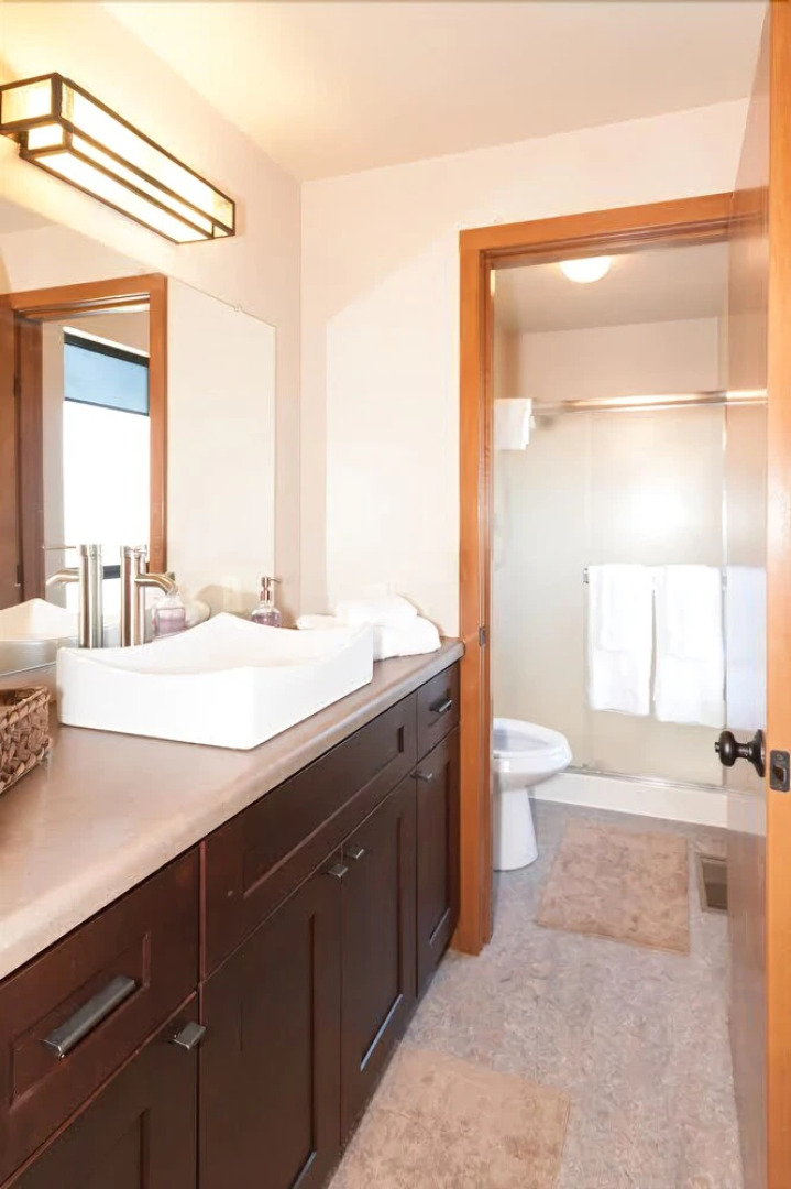 Terrace Place Guest House - Five Bedroom Home with Sea View