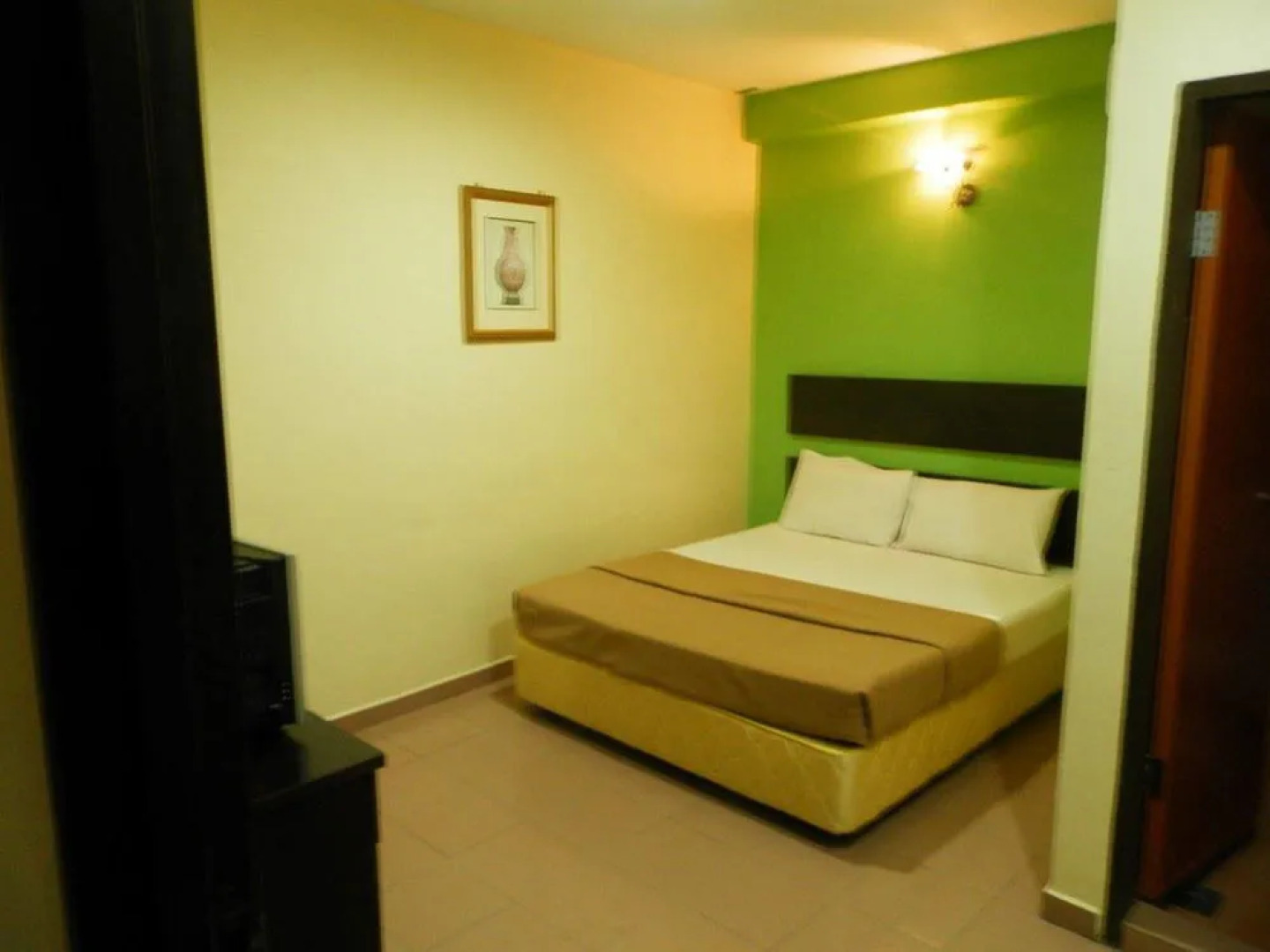 OYO 43962 Ezzy In Hotel