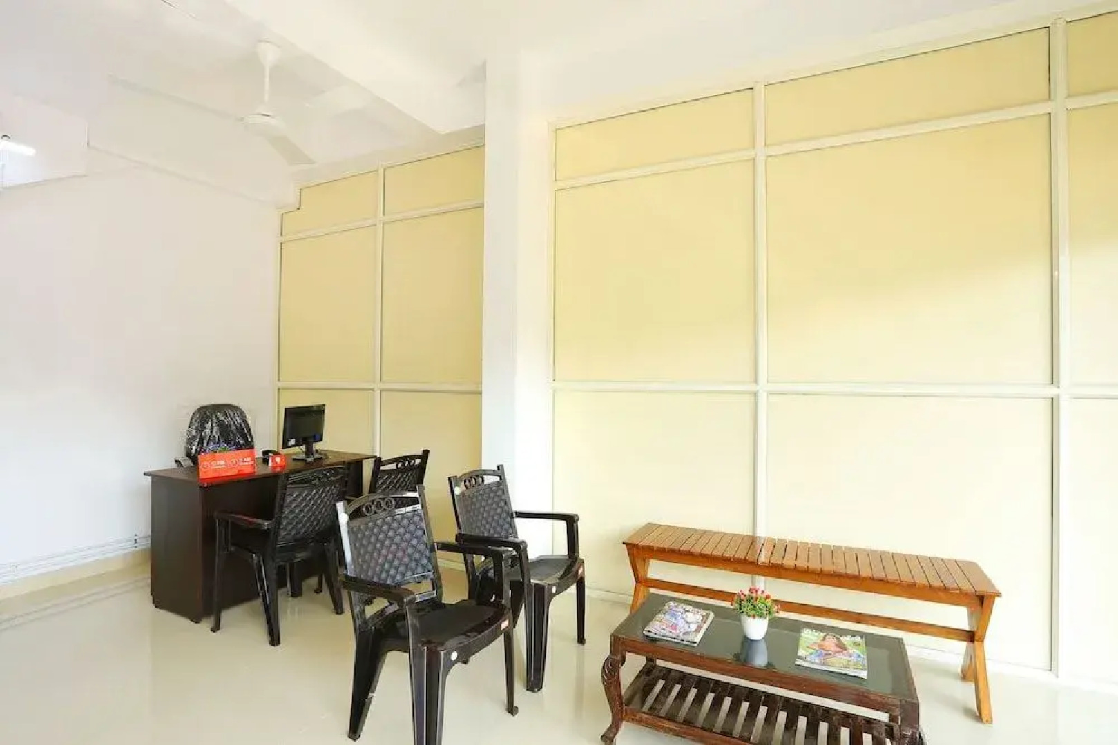 OYO 37302 White Cort