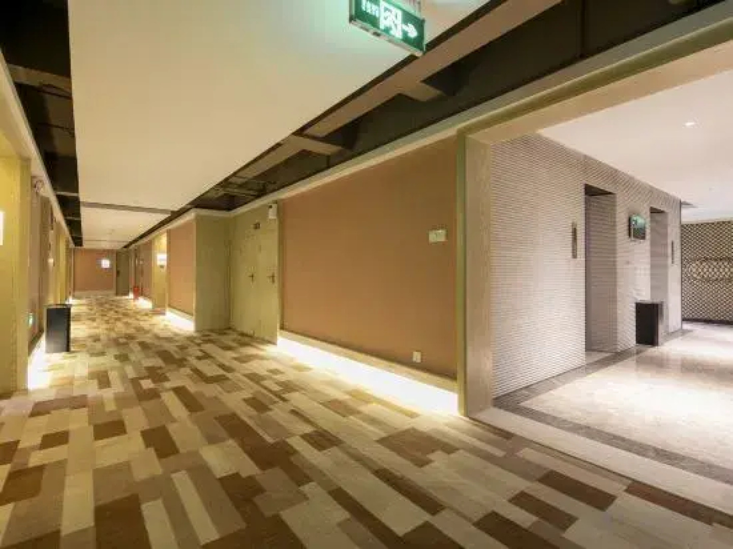 Xinbao Lijing Hotel (Shayang Hehua Road Food Street)