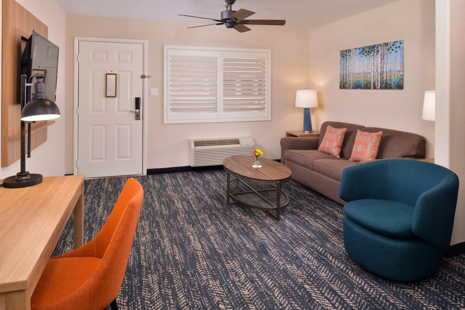 La Fuente Inn & Suites