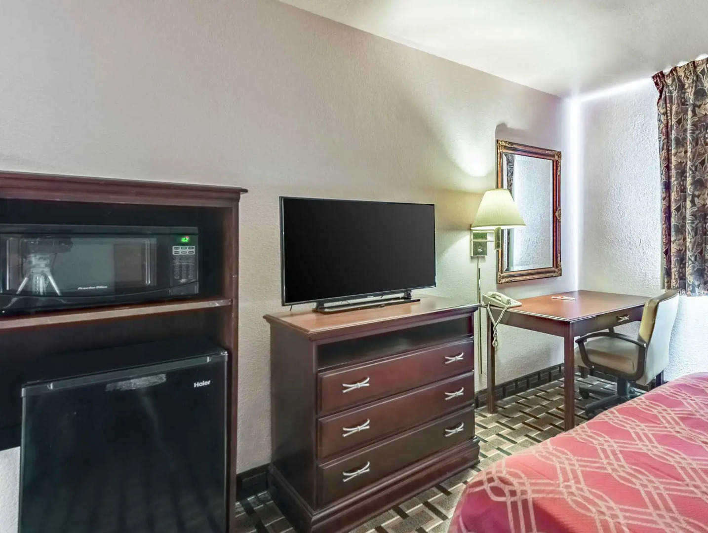 Econo Lodge Inn & Suites